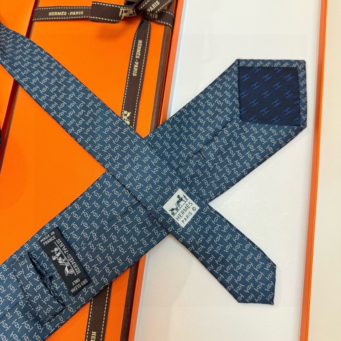 🌾 爱马仕官方同步新款【锚链韵律】 独家新款印花 男士领带，稀有爱马仕家每年都有一千条不同印花的领带面世