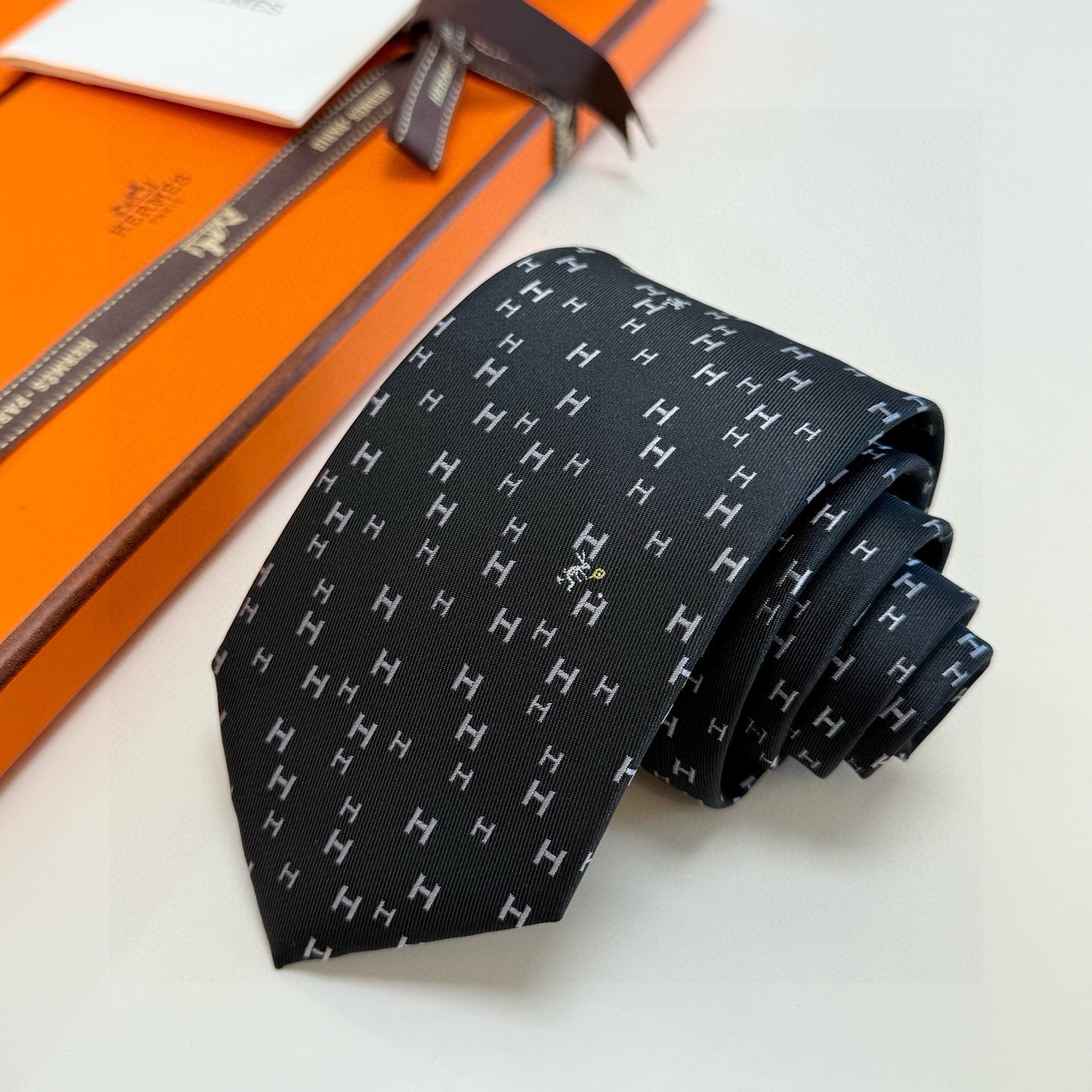 🌾 爱马仕官方同步男士领带，稀有爱马仕家每年都有一千条不同印花的领带面世，从最初的多以几何图案表现骑术活
