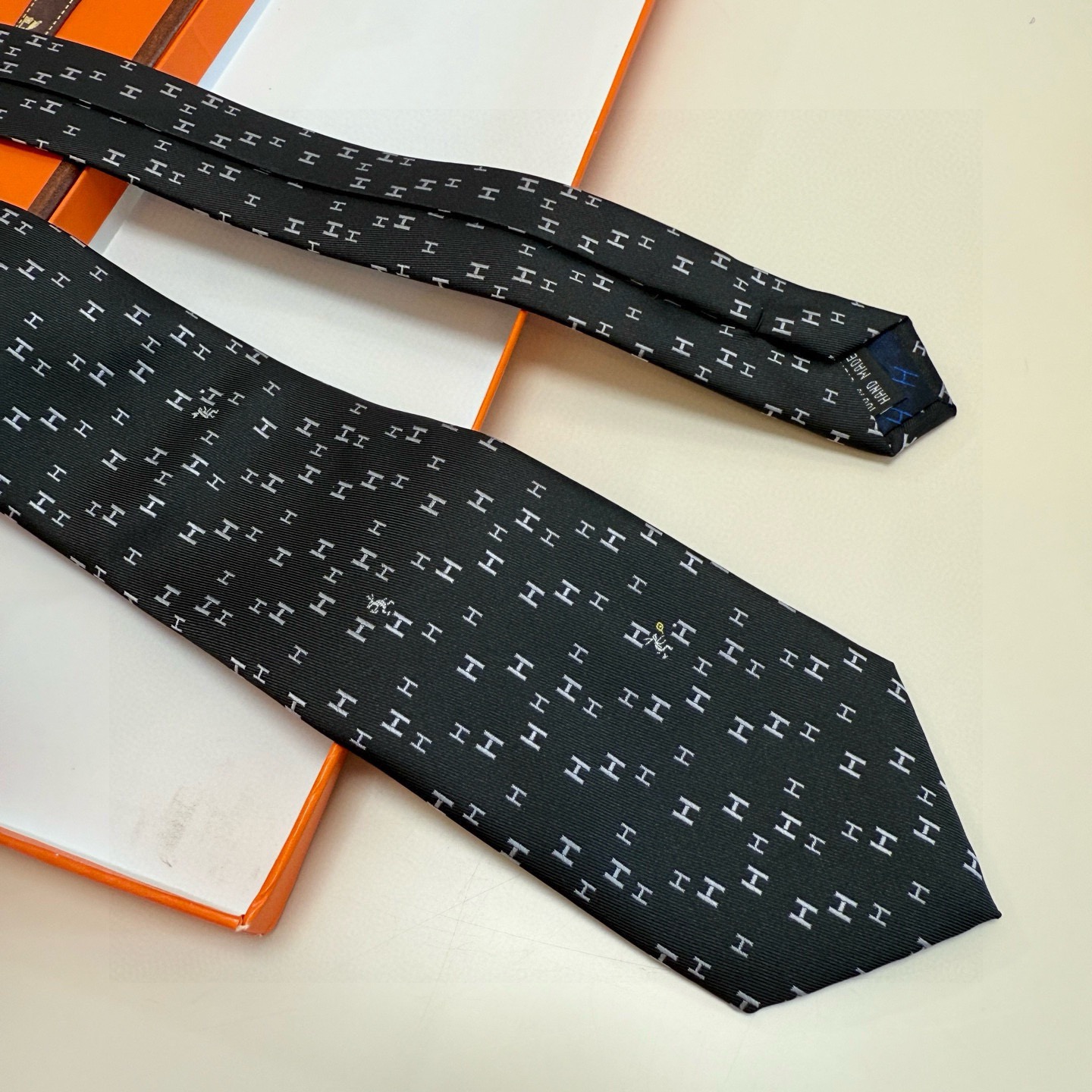 🌾 爱马仕官方同步男士领带，稀有爱马仕家每年都有一千条不同印花的领带面世，从最初的多以几何图案表现骑术活
