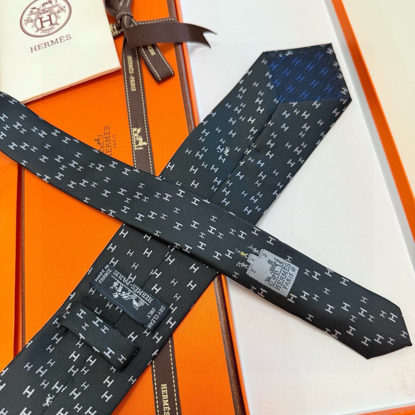 🌾 爱马仕官方同步男士领带，稀有爱马仕家每年都有一千条不同印花的领带面世，从最初的多以几何图案表现骑术活