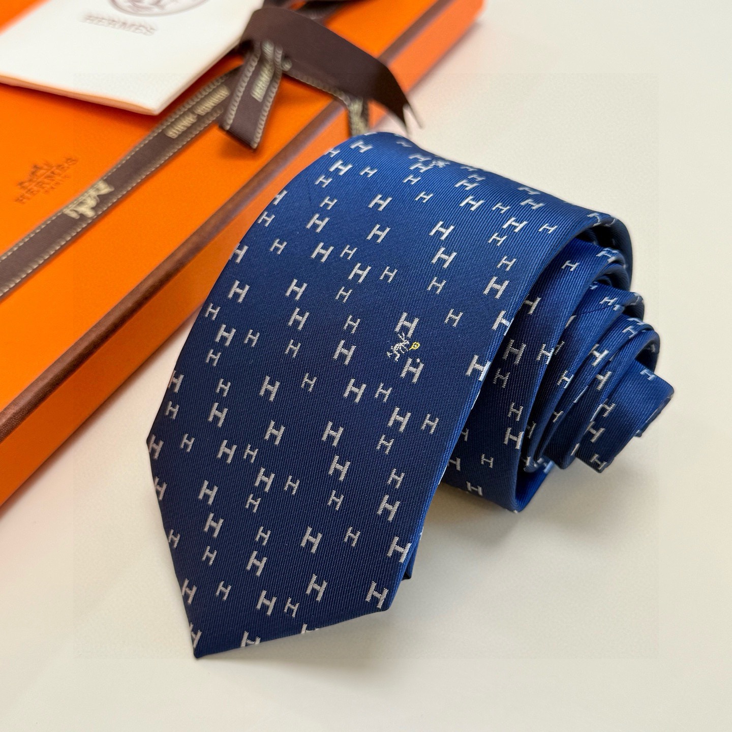 🌾 爱马仕官方同步男士领带，稀有爱马仕家每年都有一千条不同印花的领带面世，从最初的多以几何图案表现骑术活