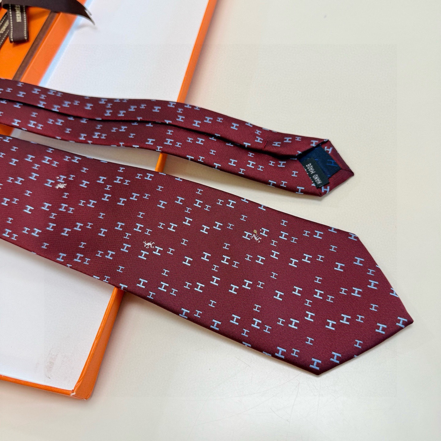 🌾 爱马仕官方同步男士领带，稀有爱马仕家每年都有一千条不同印花的领带面世，从最初的多以几何图案表现骑术活
