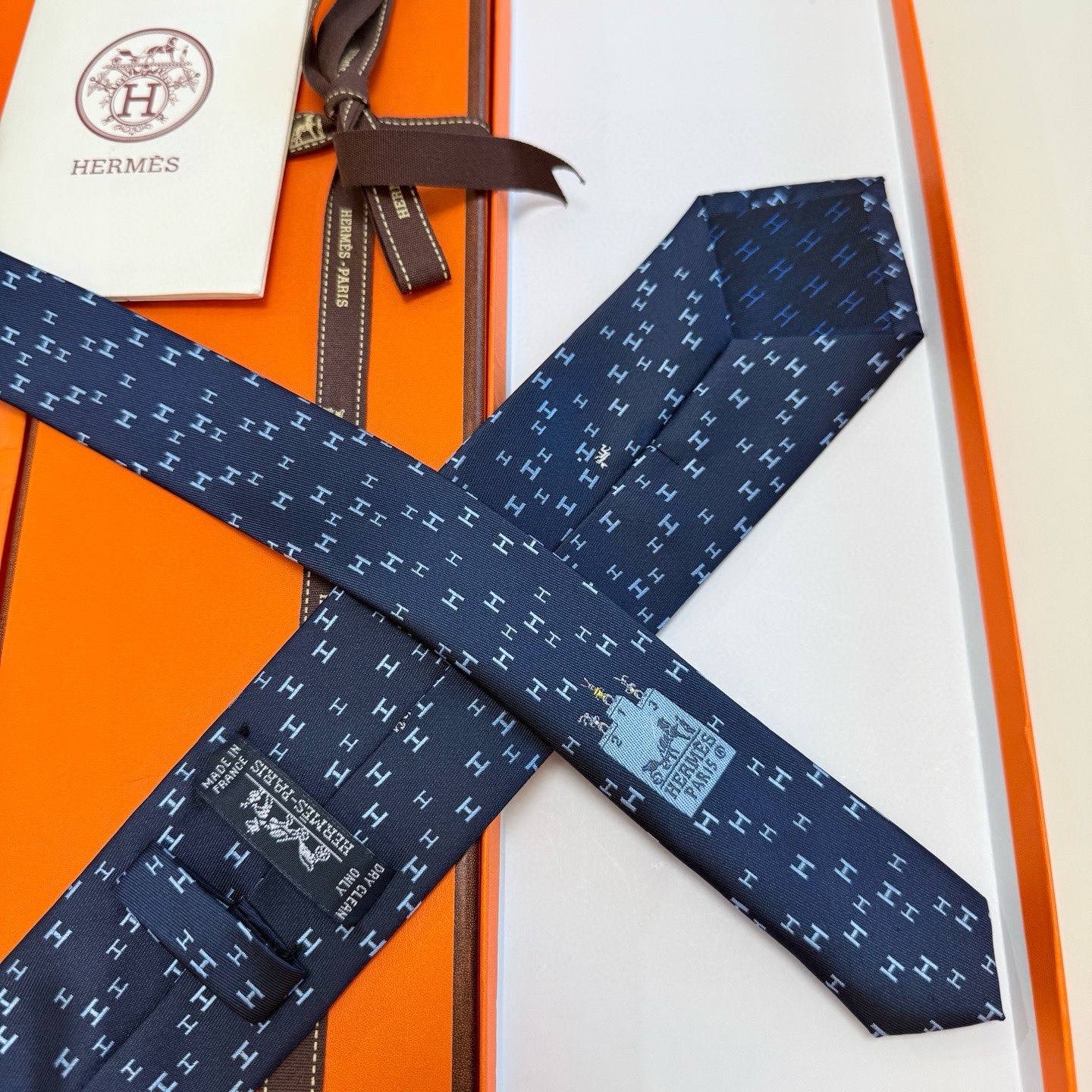 🌾 爱马仕官方同步男士领带，稀有爱马仕家每年都有一千条不同印花的领带面世，从最初的多以几何图案表现骑术活