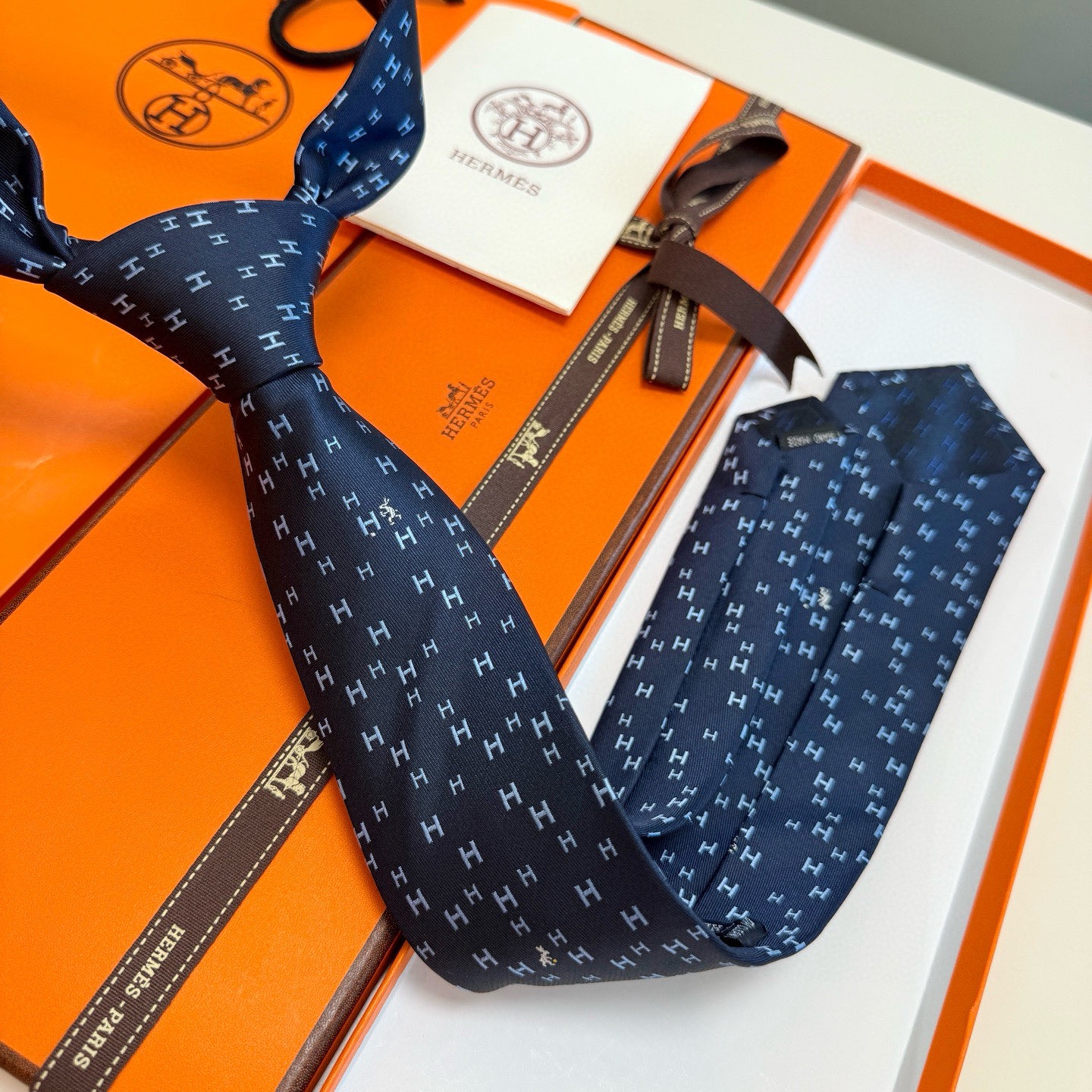 🌾 爱马仕官方同步男士领带，稀有爱马仕家每年都有一千条不同印花的领带面世，从最初的多以几何图案表现骑术活