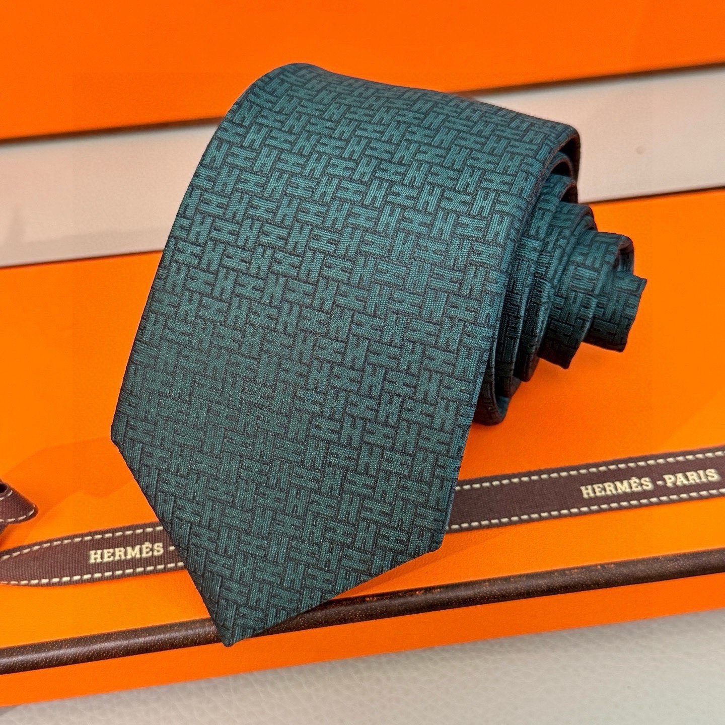 🌾男士新款领带系列【H环形图案领带】👔👔，稀有H家每年都有一千条不同印花的领带面世，从最初的多以几何图案