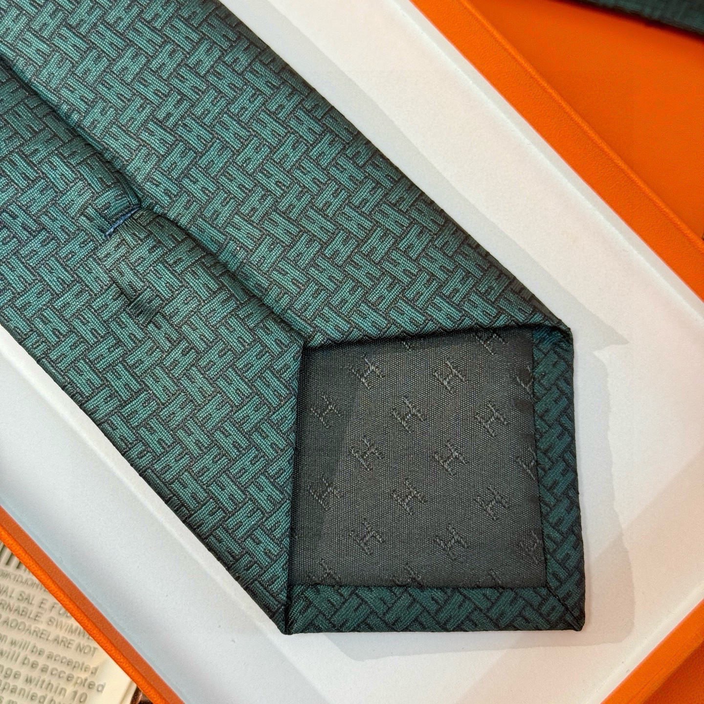 🌾男士新款领带系列【H环形图案领带】👔👔，稀有H家每年都有一千条不同印花的领带面世，从最初的多以几何图案