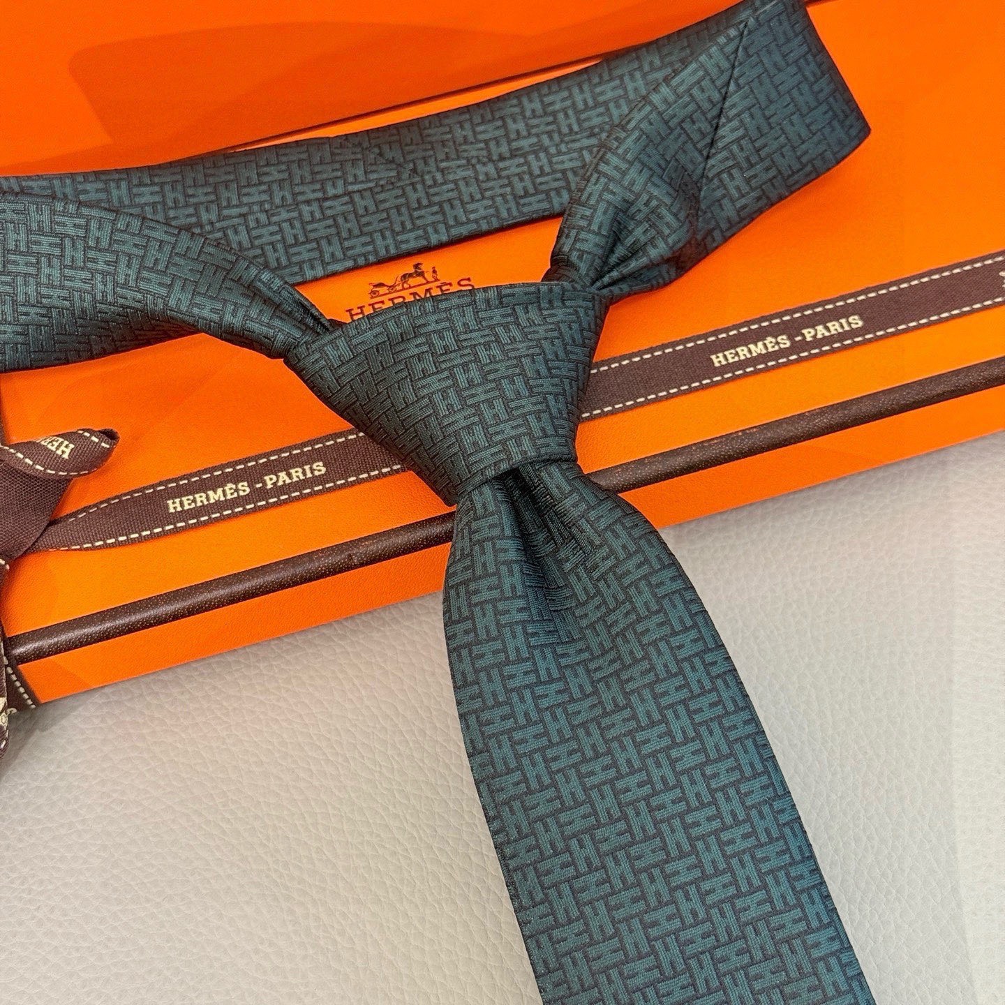 🌾男士新款领带系列【H环形图案领带】👔👔，稀有H家每年都有一千条不同印花的领带面世，从最初的多以几何图案