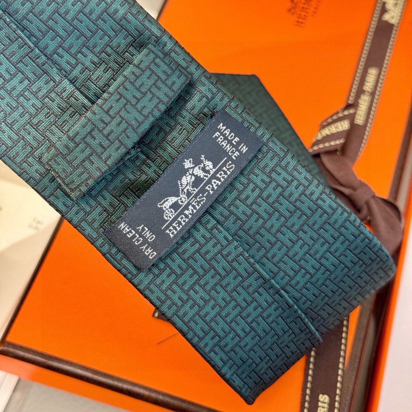 🌾男士新款领带系列【H环形图案领带】👔👔，稀有H家每年都有一千条不同印花的领带面世，从最初的多以几何图案