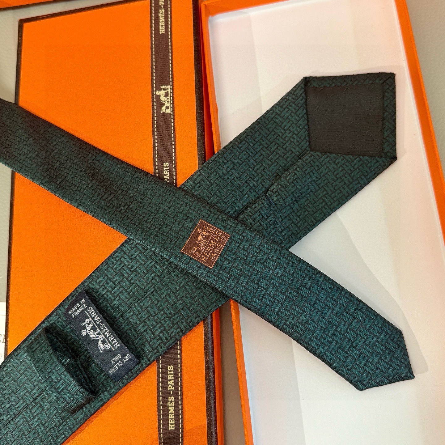 🌾男士新款领带系列【H环形图案领带】👔👔，稀有H家每年都有一千条不同印花的领带面世，从最初的多以几何图案