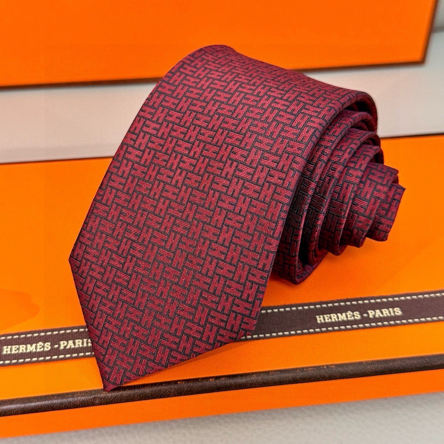 🌾男士新款领带系列【H环形图案领带】👔👔，稀有H家每年都有一千条不同印花的领带面世，从最初的多以几何图案