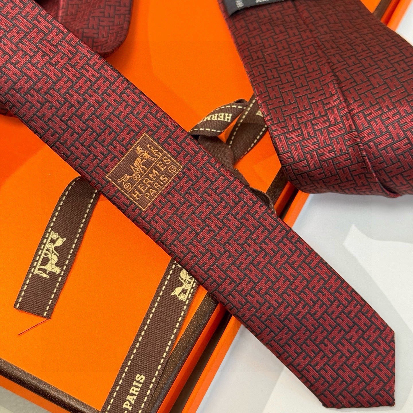 🌾男士新款领带系列【H环形图案领带】👔👔，稀有H家每年都有一千条不同印花的领带面世，从最初的多以几何图案