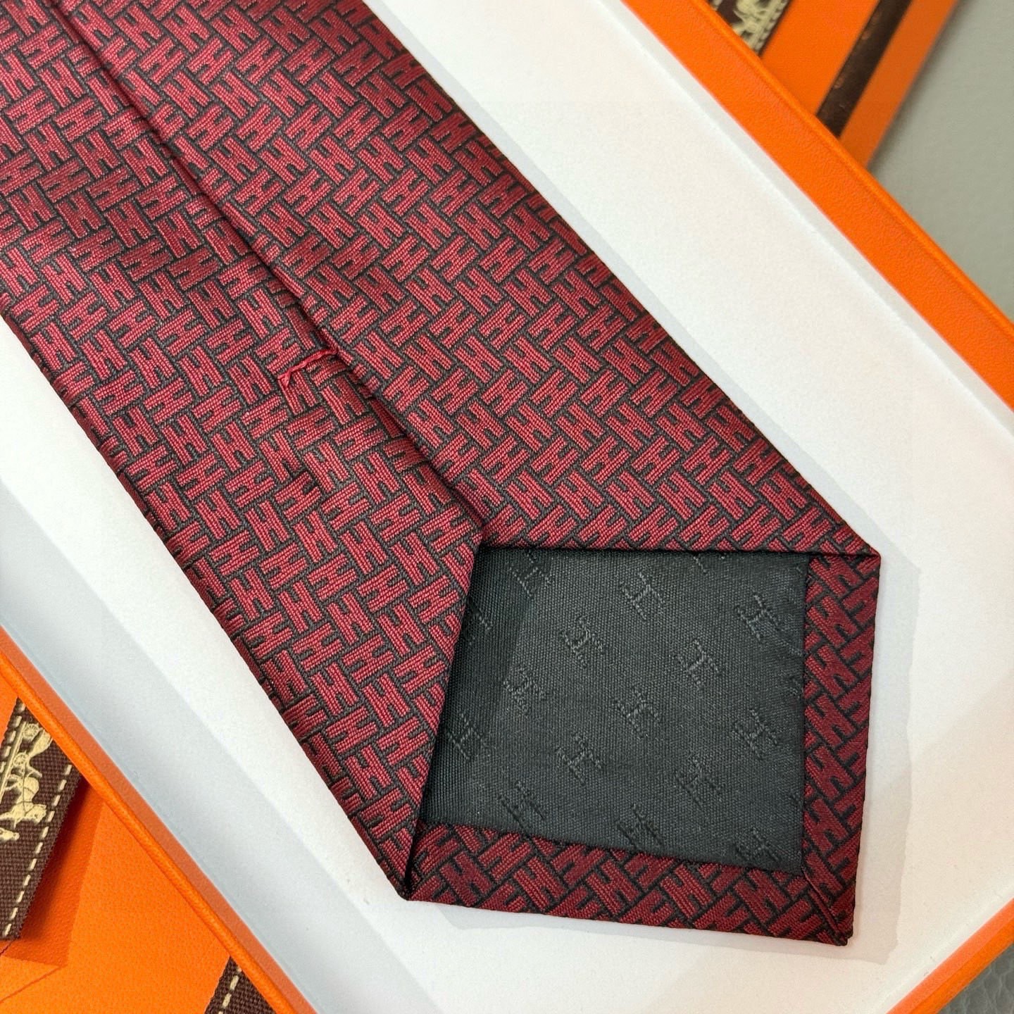 🌾男士新款领带系列【H环形图案领带】👔👔，稀有H家每年都有一千条不同印花的领带面世，从最初的多以几何图案