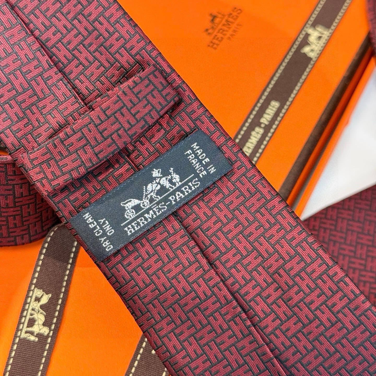 🌾男士新款领带系列【H环形图案领带】👔👔，稀有H家每年都有一千条不同印花的领带面世，从最初的多以几何图案