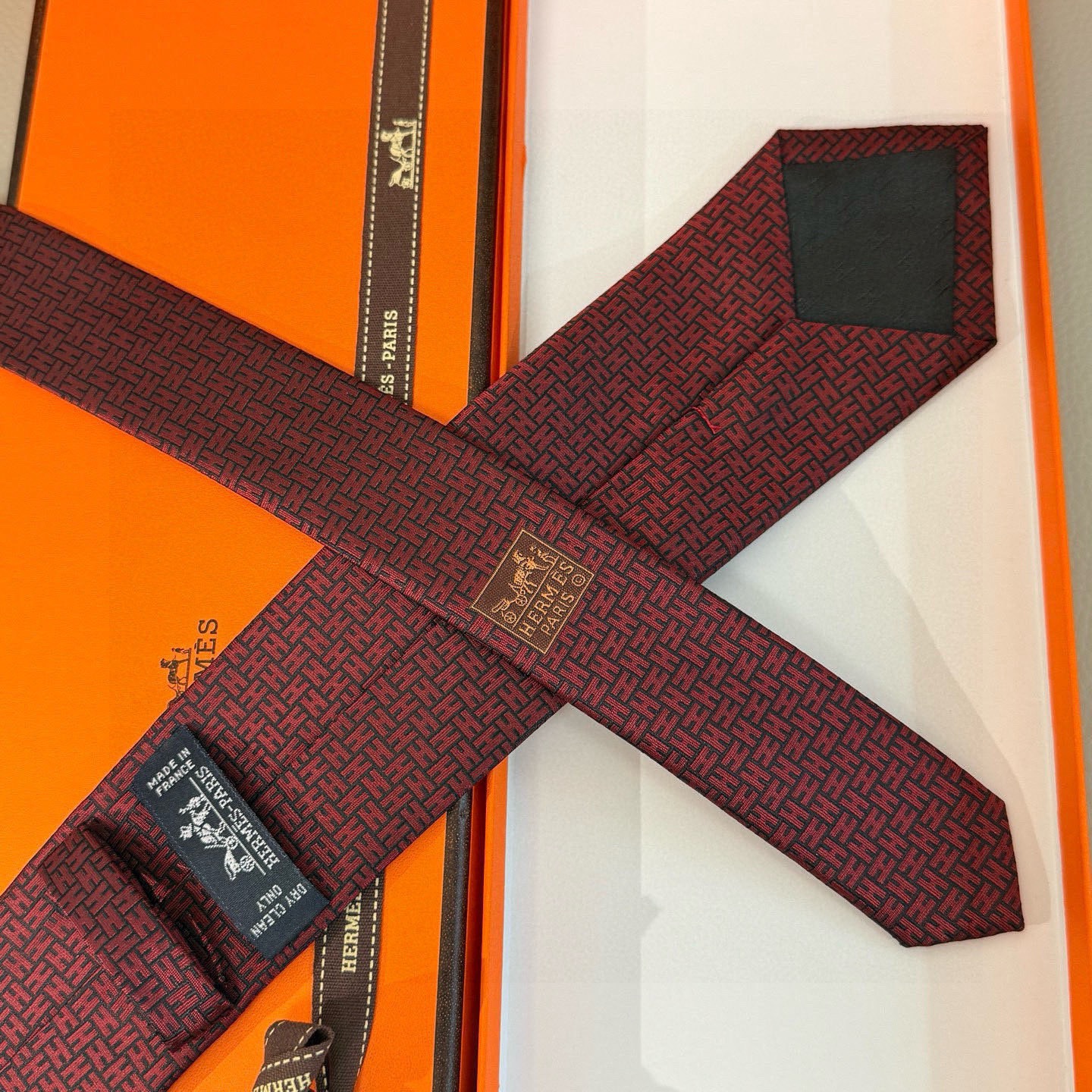 🌾男士新款领带系列【H环形图案领带】👔👔，稀有H家每年都有一千条不同印花的领带面世，从最初的多以几何图案