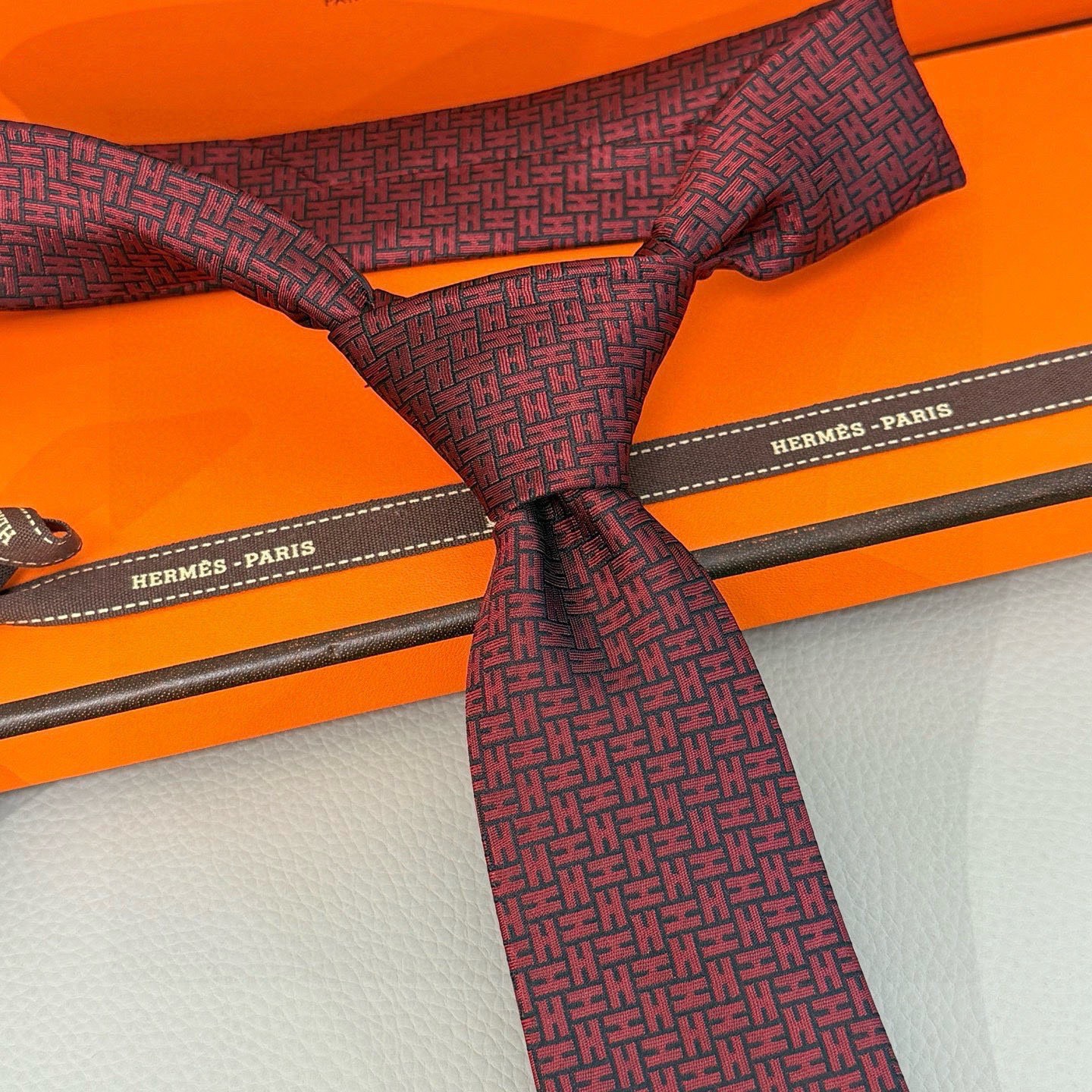 🌾男士新款领带系列【H环形图案领带】👔👔，稀有H家每年都有一千条不同印花的领带面世，从最初的多以几何图案