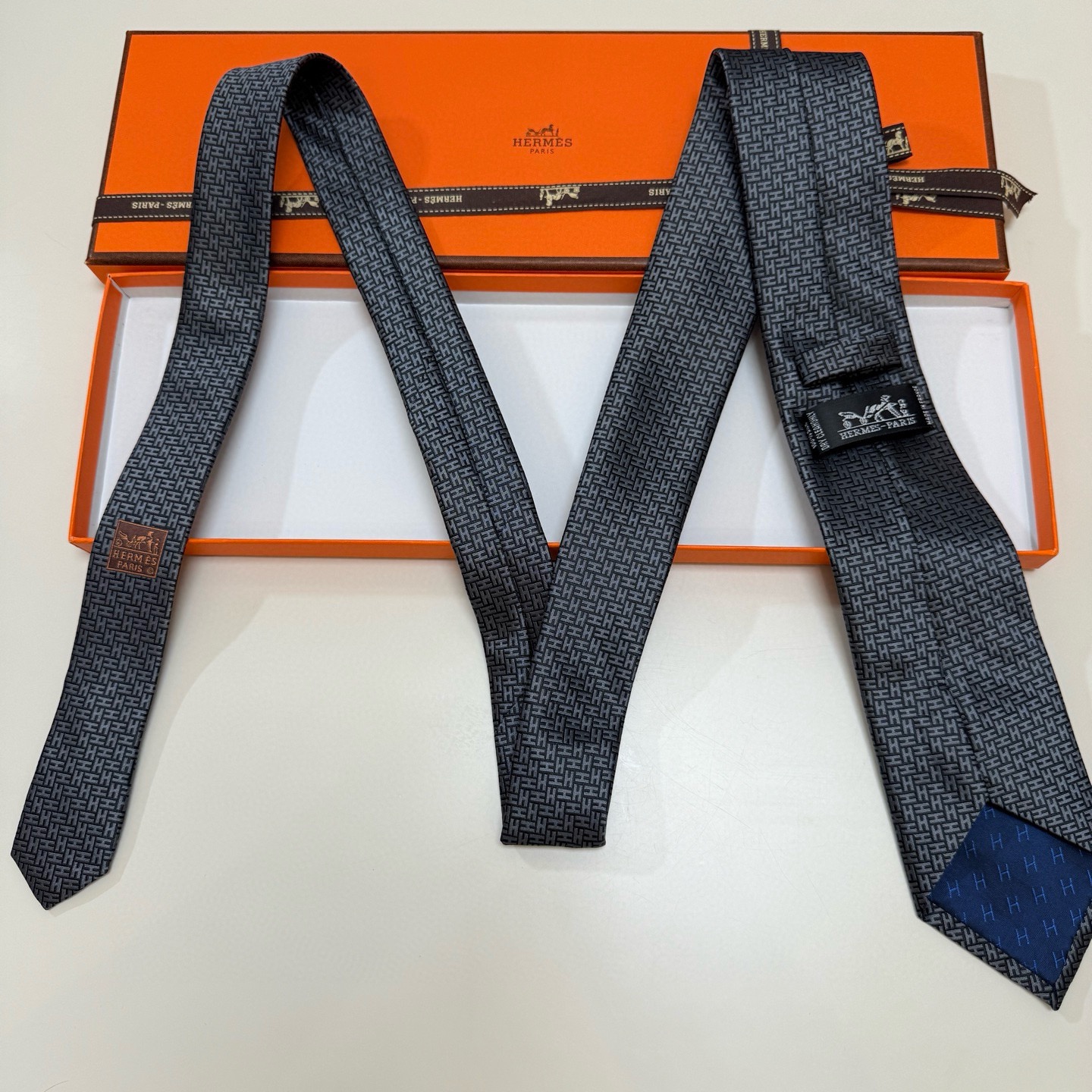 🌾男士新款领带系列【H环形图案领带】👔👔，稀有H家每年都有一千条不同印花的领带面世，从最初的多以几何图案