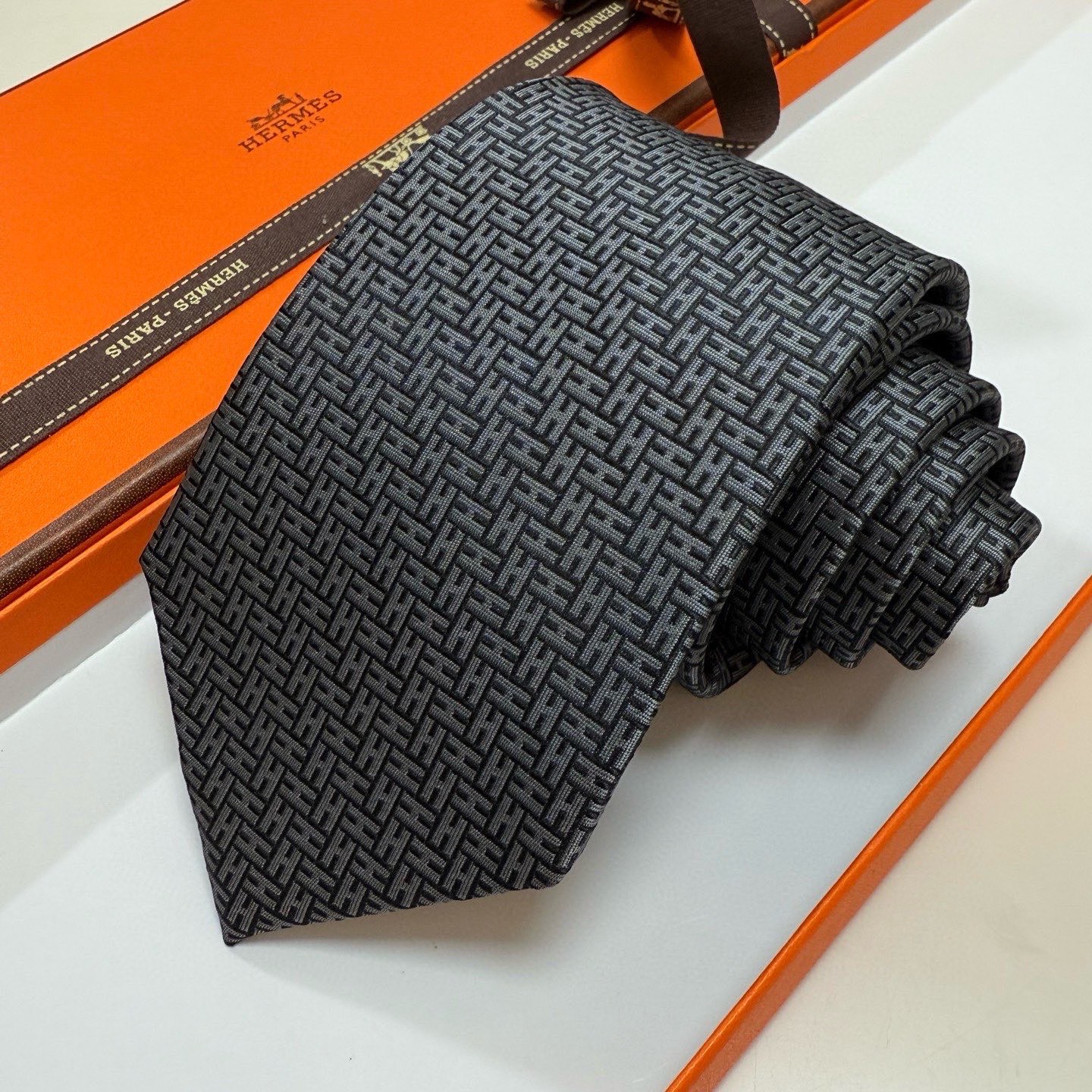 🌾男士新款领带系列【H环形图案领带】👔👔，稀有H家每年都有一千条不同印花的领带面世，从最初的多以几何图案