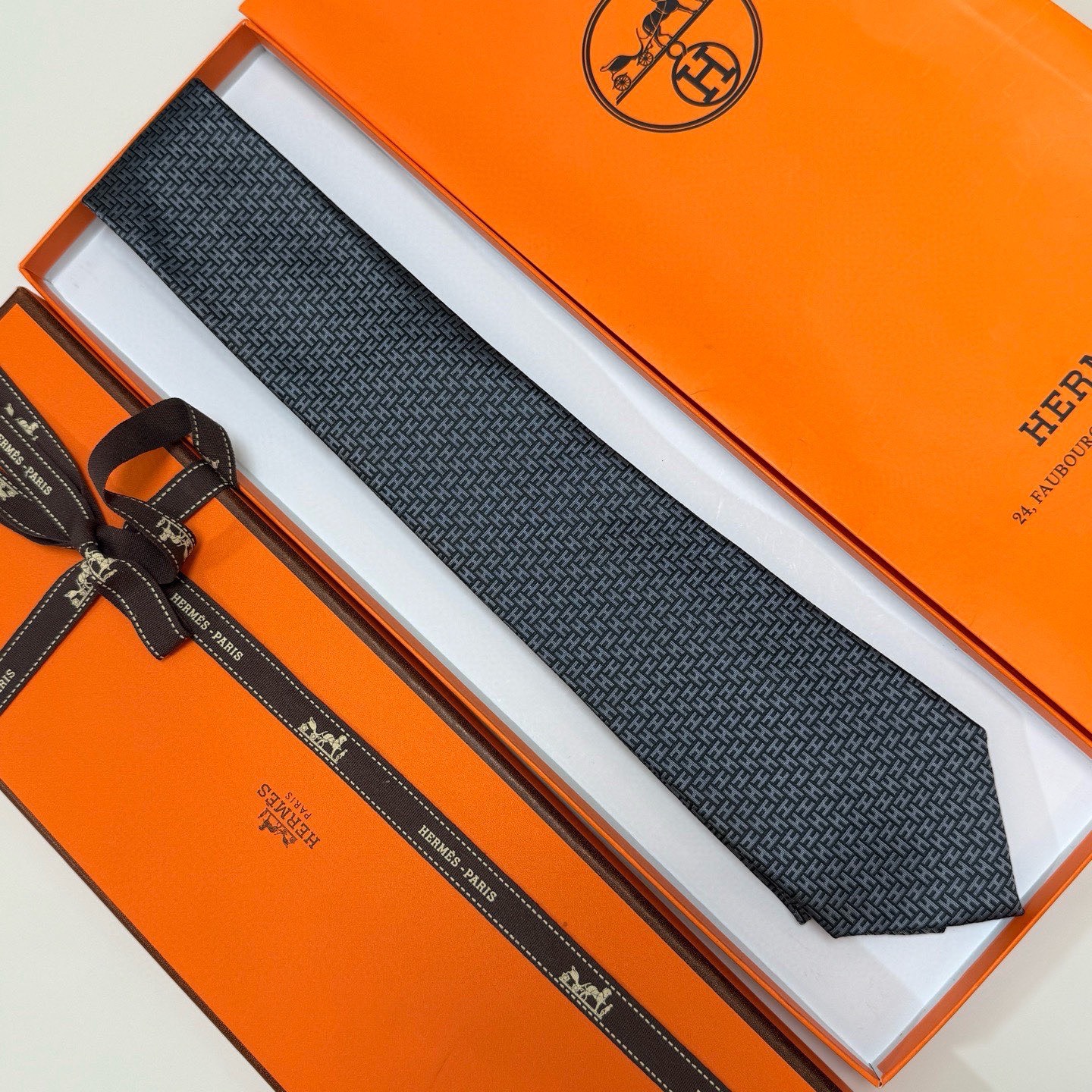 🌾男士新款领带系列【H环形图案领带】👔👔，稀有H家每年都有一千条不同印花的领带面世，从最初的多以几何图案