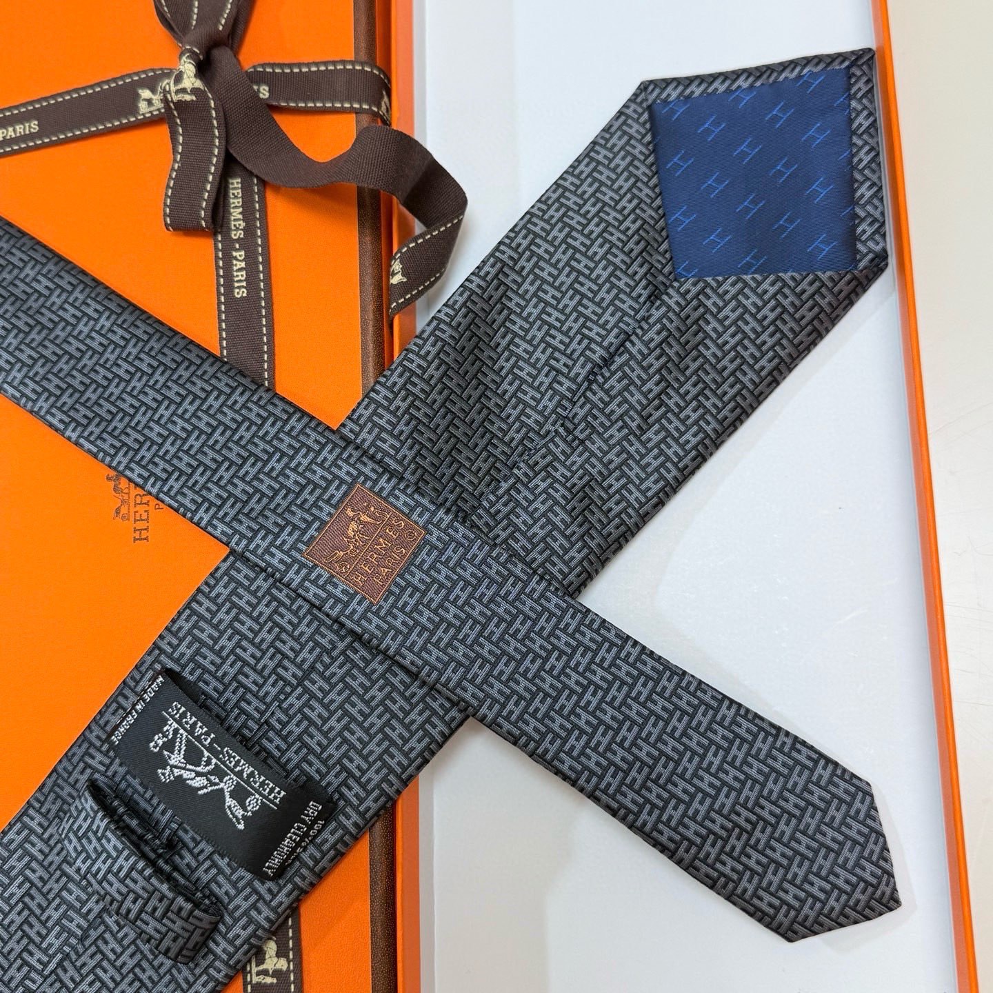 🌾男士新款领带系列【H环形图案领带】👔👔，稀有H家每年都有一千条不同印花的领带面世，从最初的多以几何图案