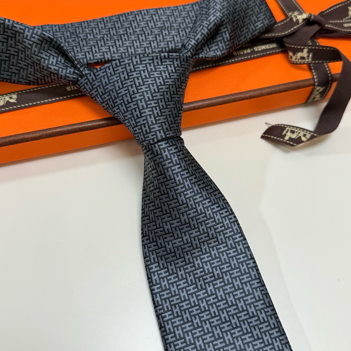 🌾男士新款领带系列【H环形图案领带】👔👔，稀有H家每年都有一千条不同印花的领带面世，从最初的多以几何图案