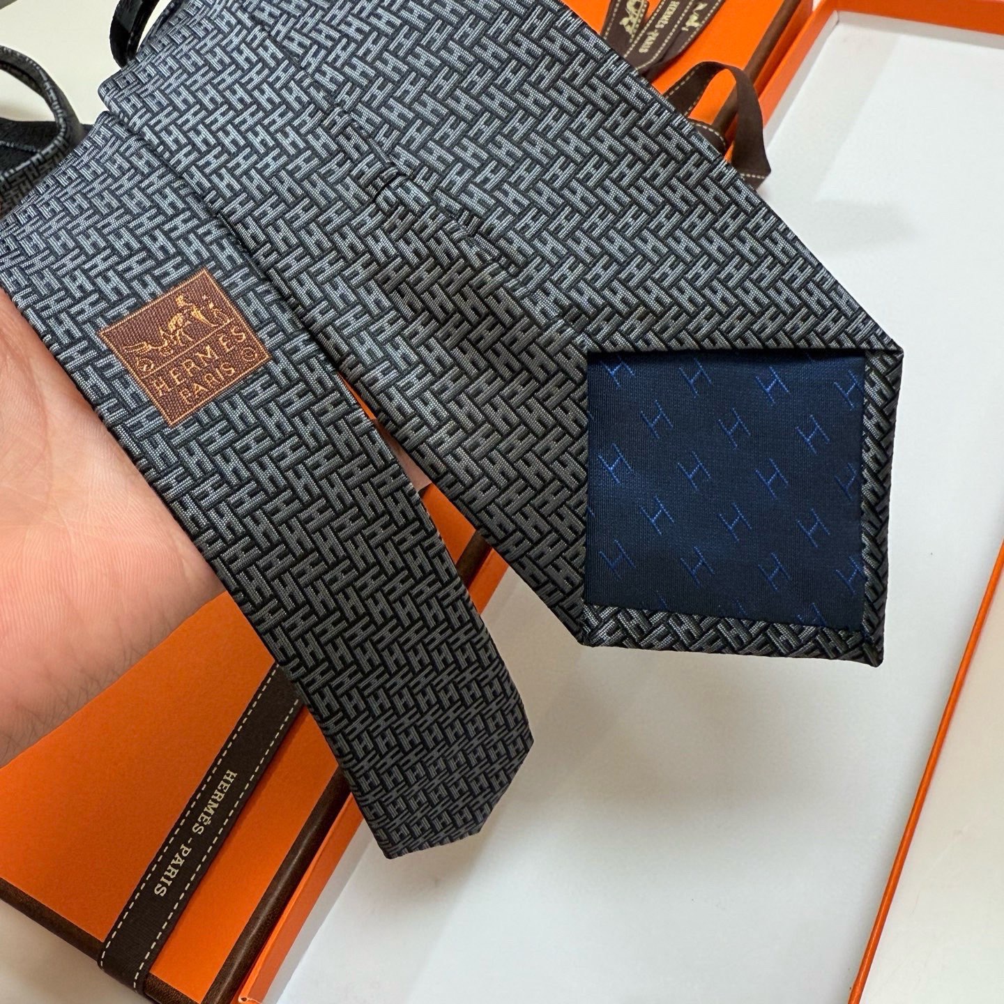 🌾男士新款领带系列【H环形图案领带】👔👔，稀有H家每年都有一千条不同印花的领带面世，从最初的多以几何图案