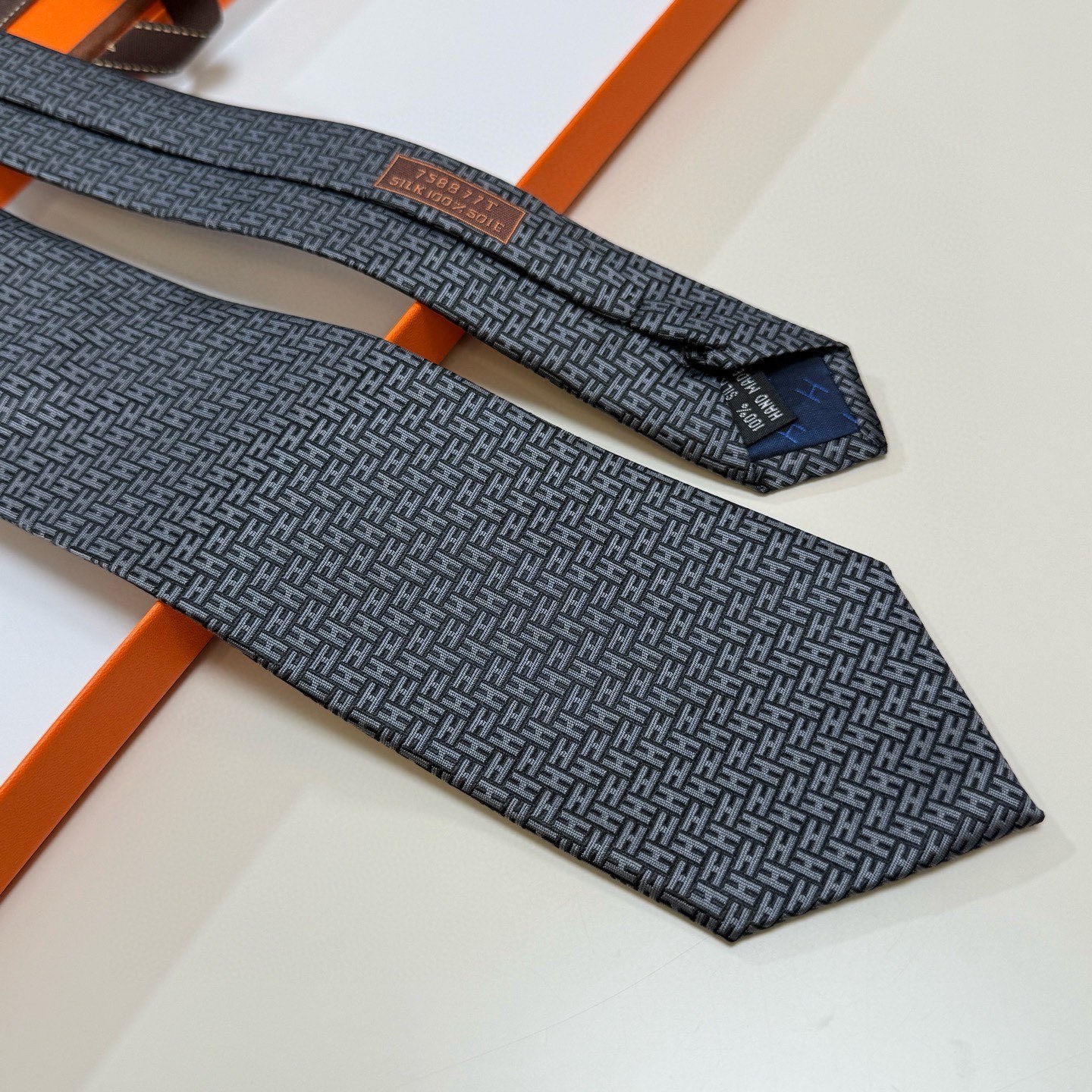 🌾男士新款领带系列【H环形图案领带】👔👔，稀有H家每年都有一千条不同印花的领带面世，从最初的多以几何图案