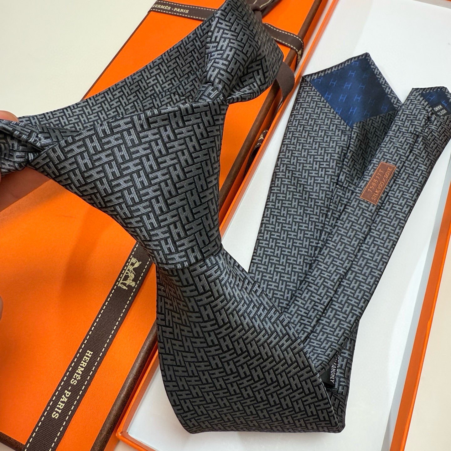 🌾男士新款领带系列【H环形图案领带】👔👔，稀有H家每年都有一千条不同印花的领带面世，从最初的多以几何图案