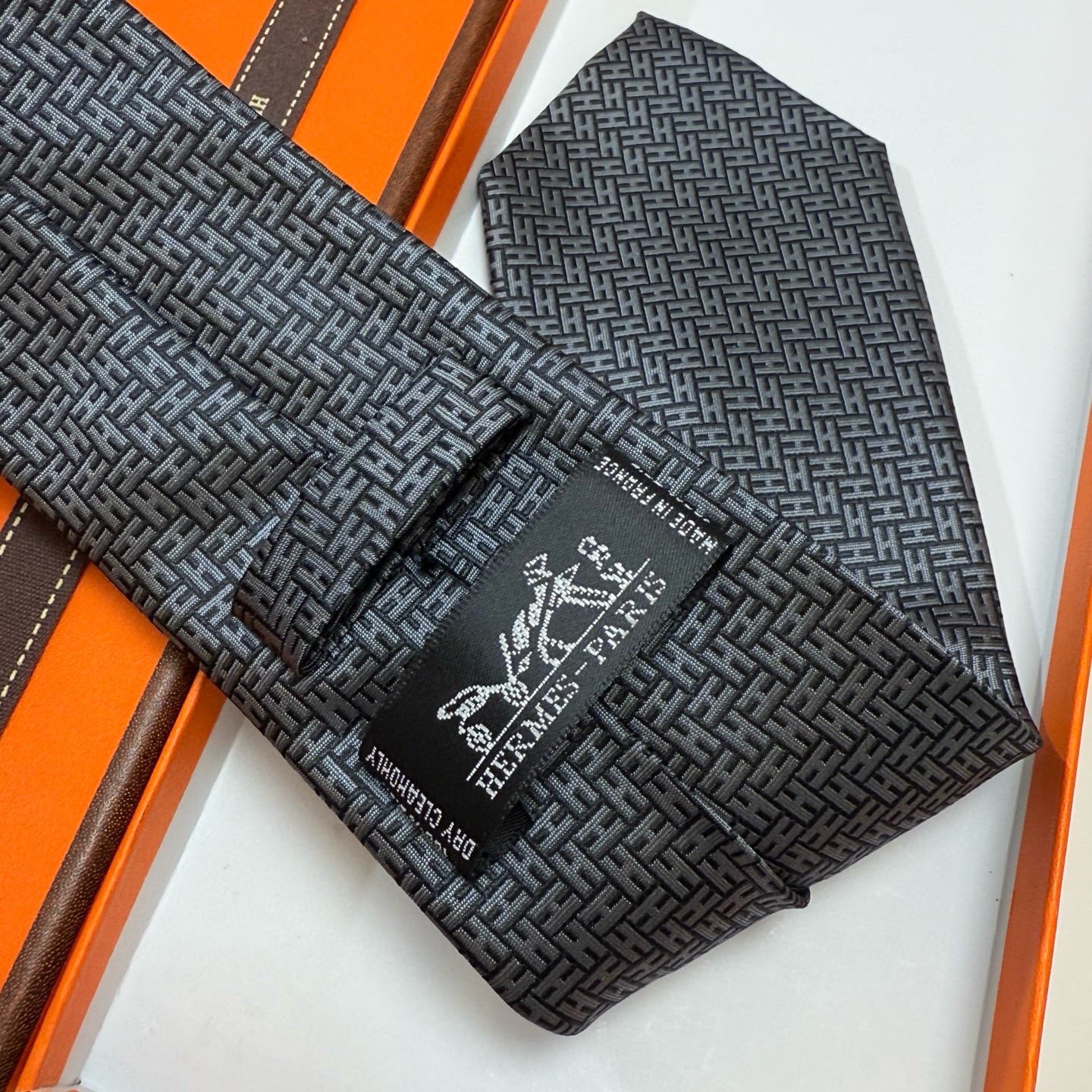 🌾男士新款领带系列【H环形图案领带】👔👔，稀有H家每年都有一千条不同印花的领带面世，从最初的多以几何图案