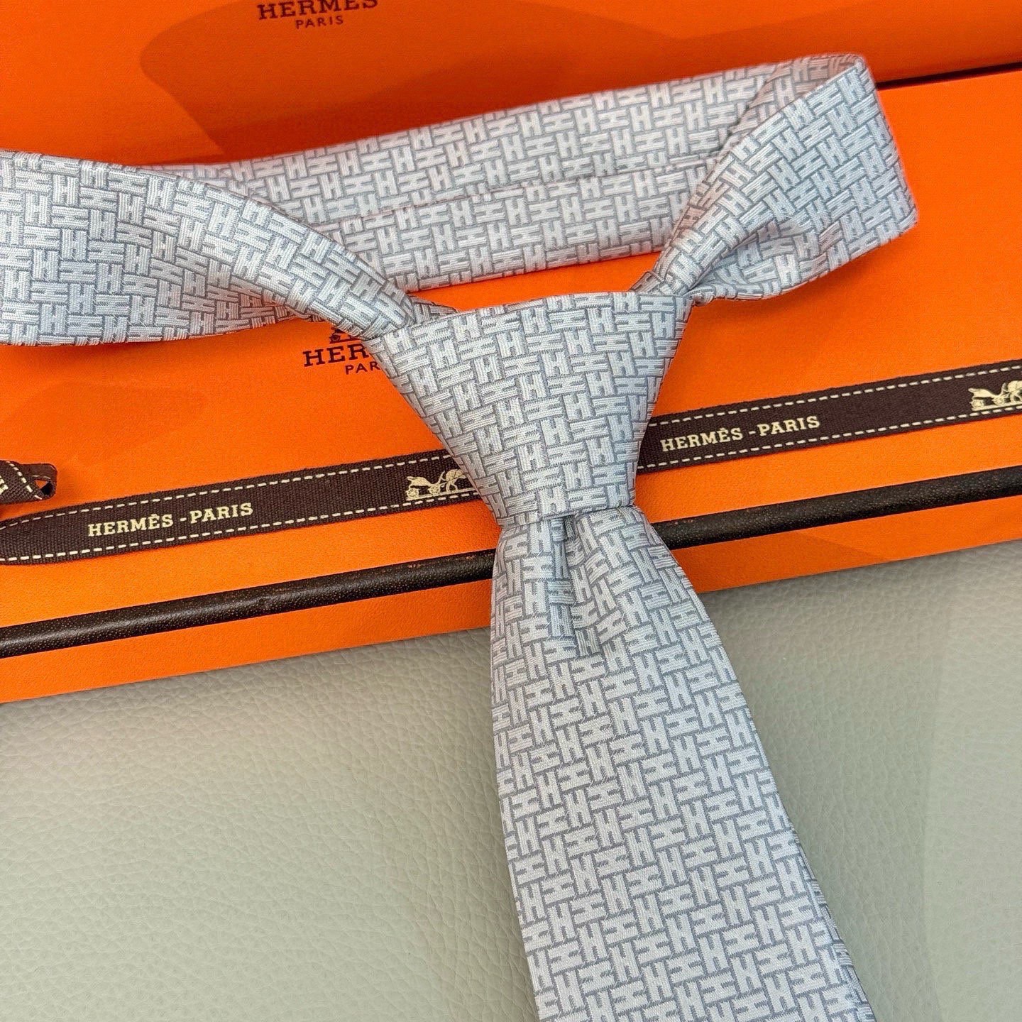 🌾男士新款领带系列【H环形图案领带】👔👔，稀有H家每年都有一千条不同印花的领带面世，从最初的多以几何图案