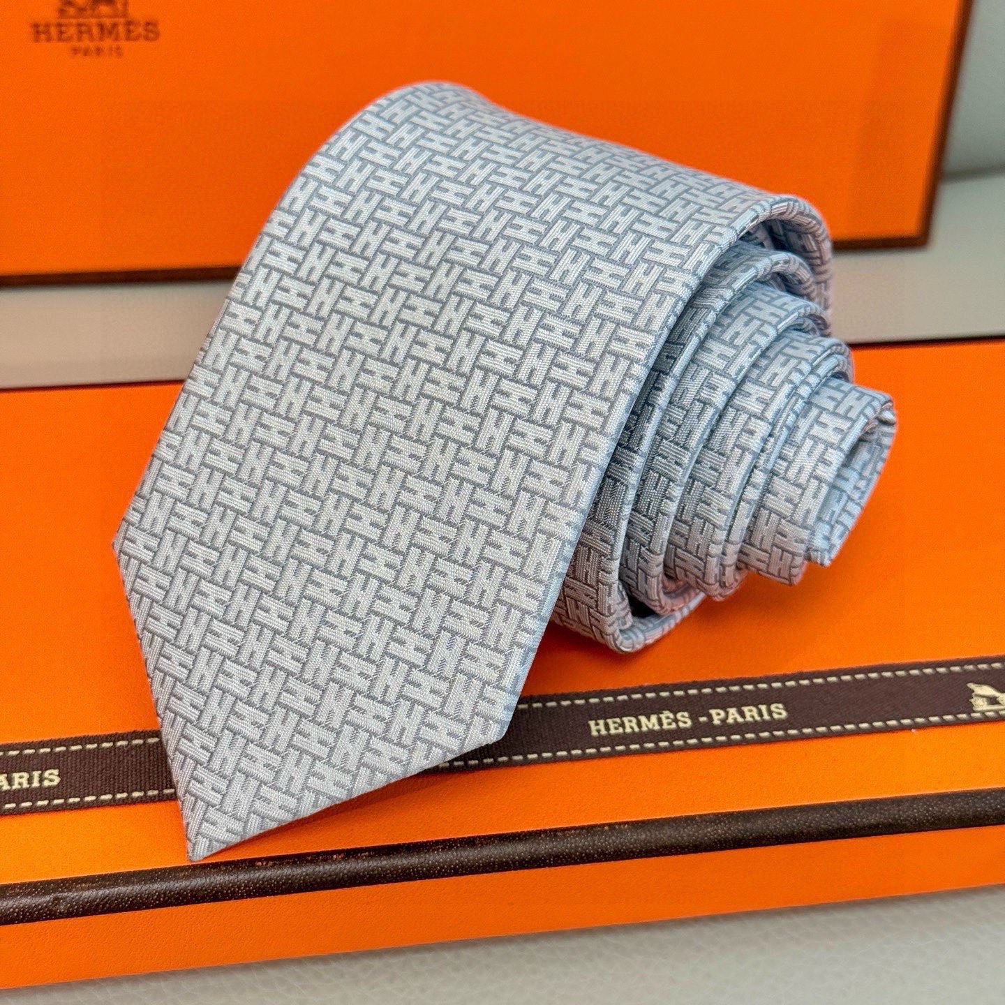 🌾男士新款领带系列【H环形图案领带】👔👔，稀有H家每年都有一千条不同印花的领带面世，从最初的多以几何图案