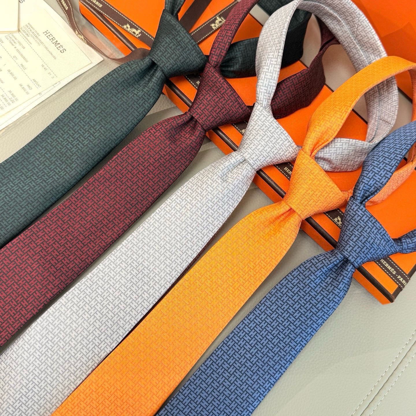 🌾男士新款领带系列【H环形图案领带】👔👔，稀有H家每年都有一千条不同印花的领带面世，从最初的多以几何图案