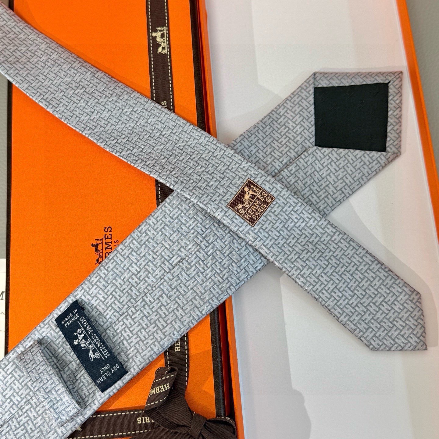 🌾男士新款领带系列【H环形图案领带】👔👔，稀有H家每年都有一千条不同印花的领带面世，从最初的多以几何图案