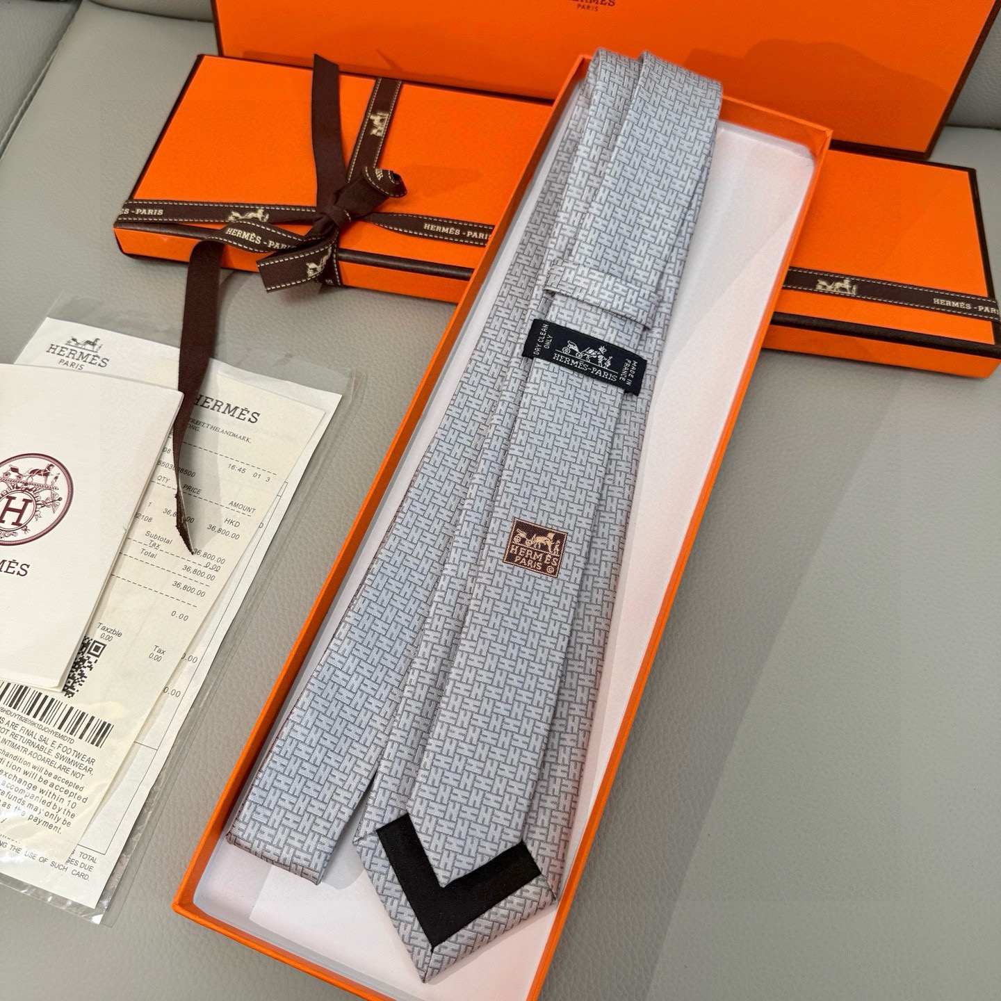 🌾男士新款领带系列【H环形图案领带】👔👔，稀有H家每年都有一千条不同印花的领带面世，从最初的多以几何图案