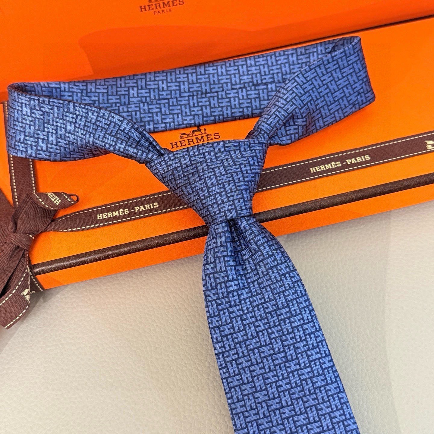 🌾男士新款领带系列【H环形图案领带】👔👔，稀有H家每年都有一千条不同印花的领带面世，从最初的多以几何图案