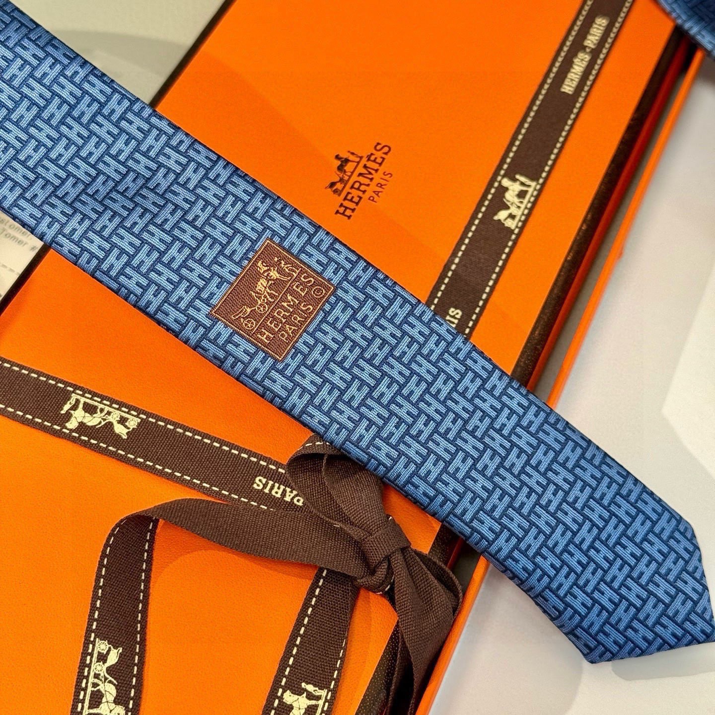 🌾男士新款领带系列【H环形图案领带】👔👔，稀有H家每年都有一千条不同印花的领带面世，从最初的多以几何图案