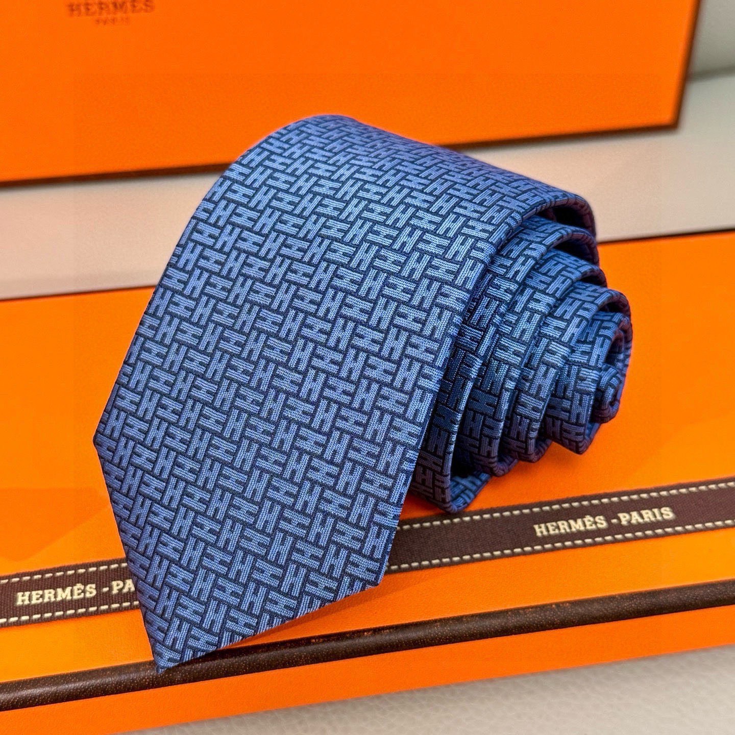 🌾男士新款领带系列【H环形图案领带】👔👔，稀有H家每年都有一千条不同印花的领带面世，从最初的多以几何图案