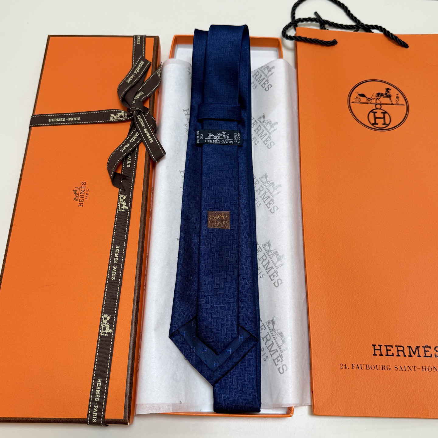 🌾新色，男士新款领带系列【H 24提花领带】👔👔，稀有H家每年都有一千条不同印花的领带面世，从最初的多以