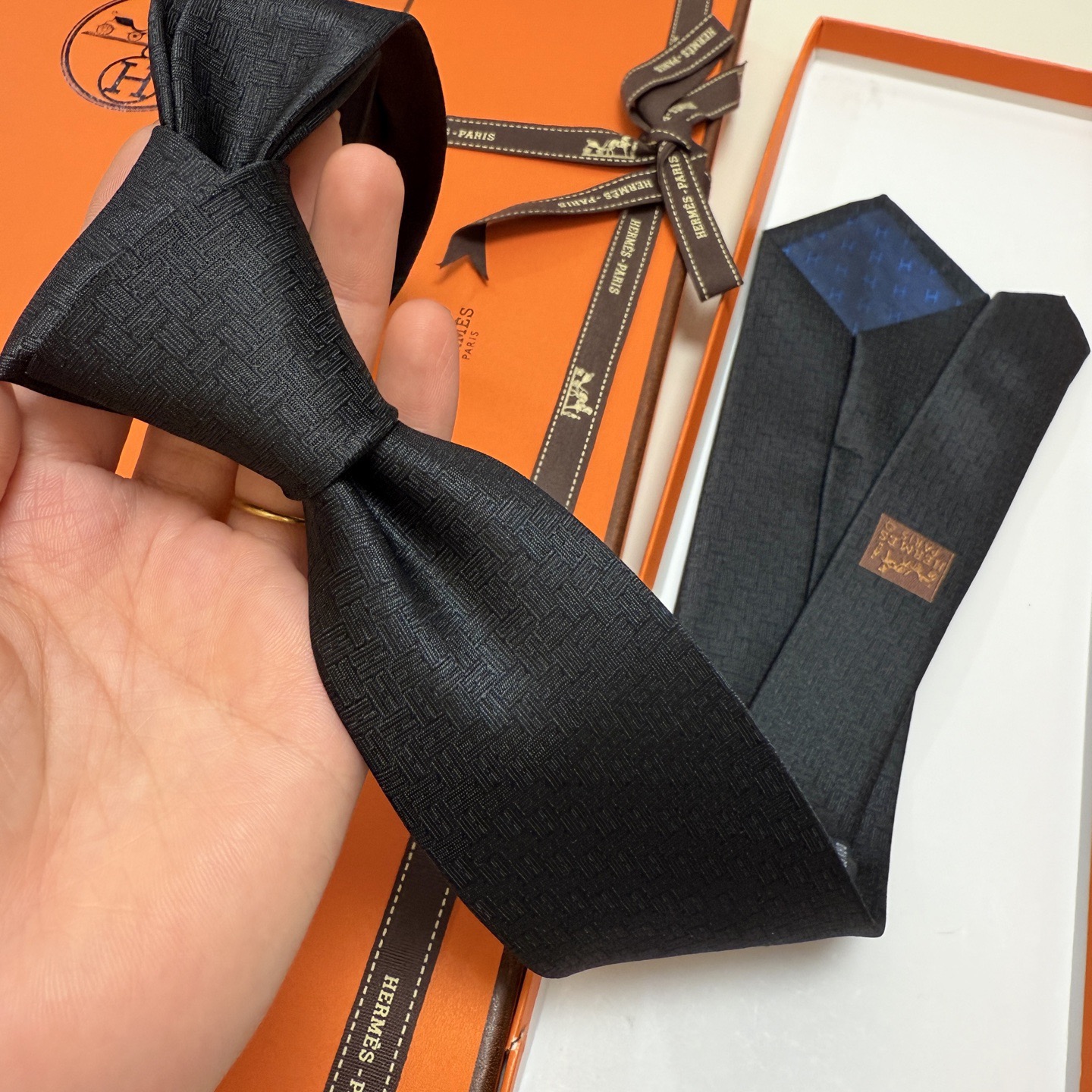 🌾新色，男士新款领带系列【H 24提花领带】👔👔，稀有H家每年都有一千条不同印花的领带面世，从最初的多以