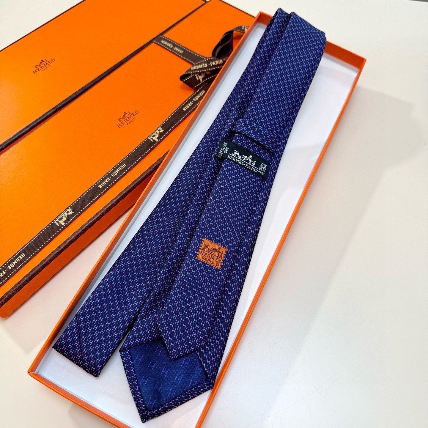 🌾男士新款领带系列【H圆点领带】👔👔，稀有😻😻H家每年都有一千条不同印花的领带面世，从最初的多以几何图案