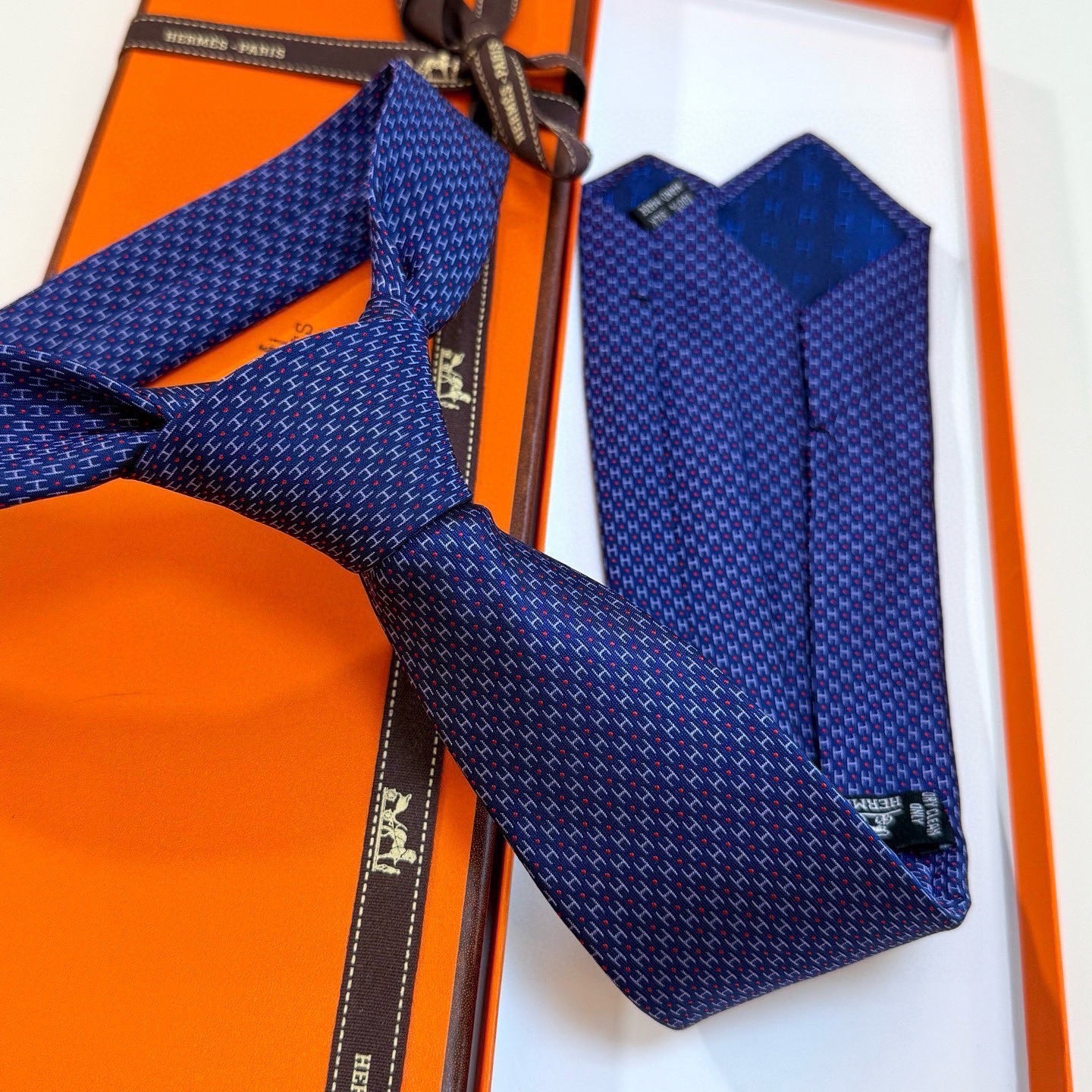 🌾男士新款领带系列【H圆点领带】👔👔，稀有😻😻H家每年都有一千条不同印花的领带面世，从最初的多以几何图案