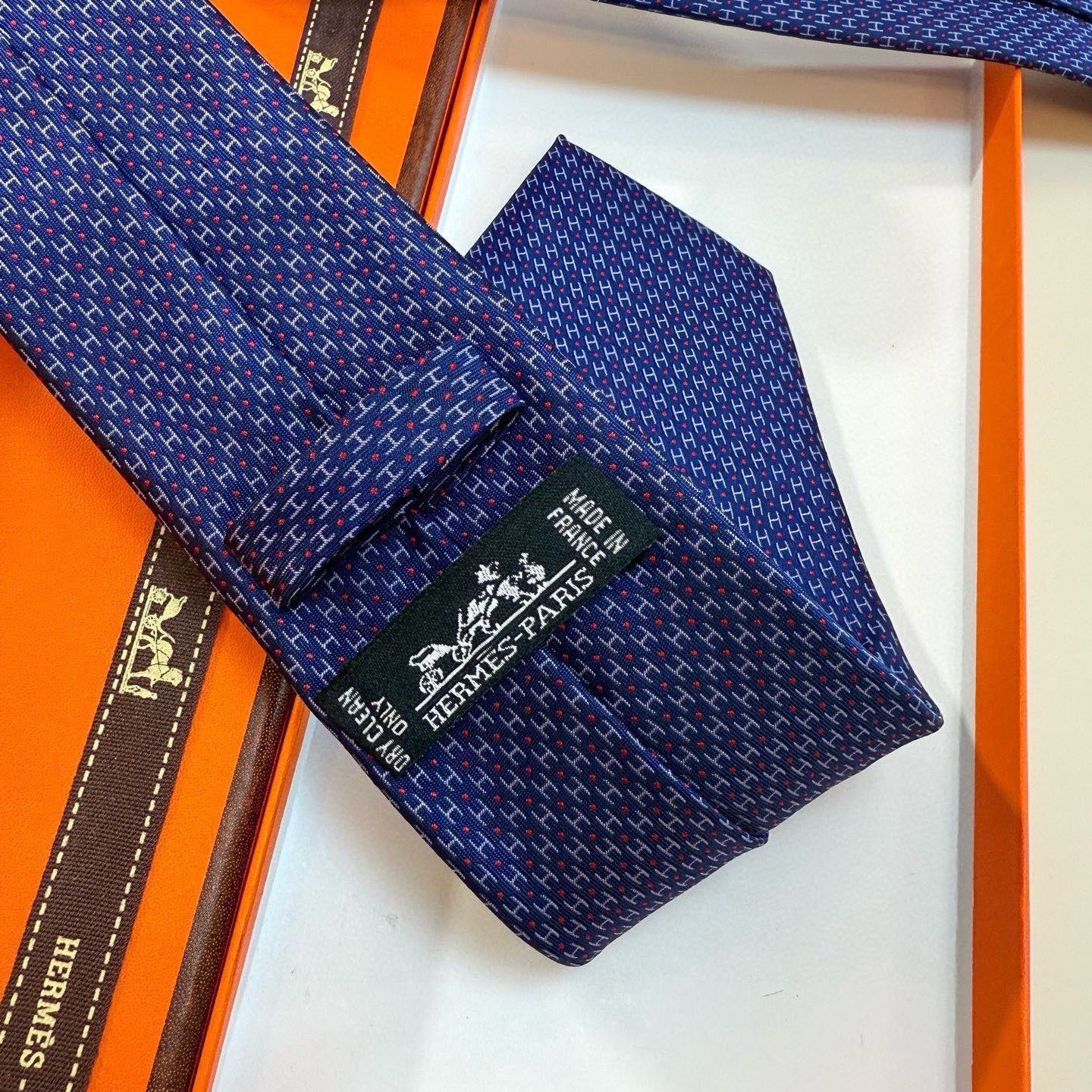 🌾男士新款领带系列【H圆点领带】👔👔，稀有😻😻H家每年都有一千条不同印花的领带面世，从最初的多以几何图案