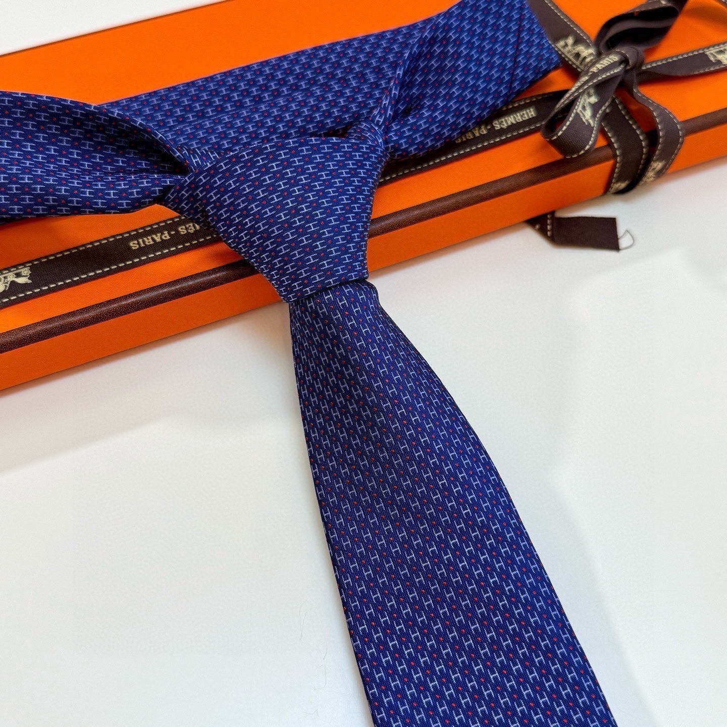 🌾男士新款领带系列【H圆点领带】👔👔，稀有😻😻H家每年都有一千条不同印花的领带面世，从最初的多以几何图案