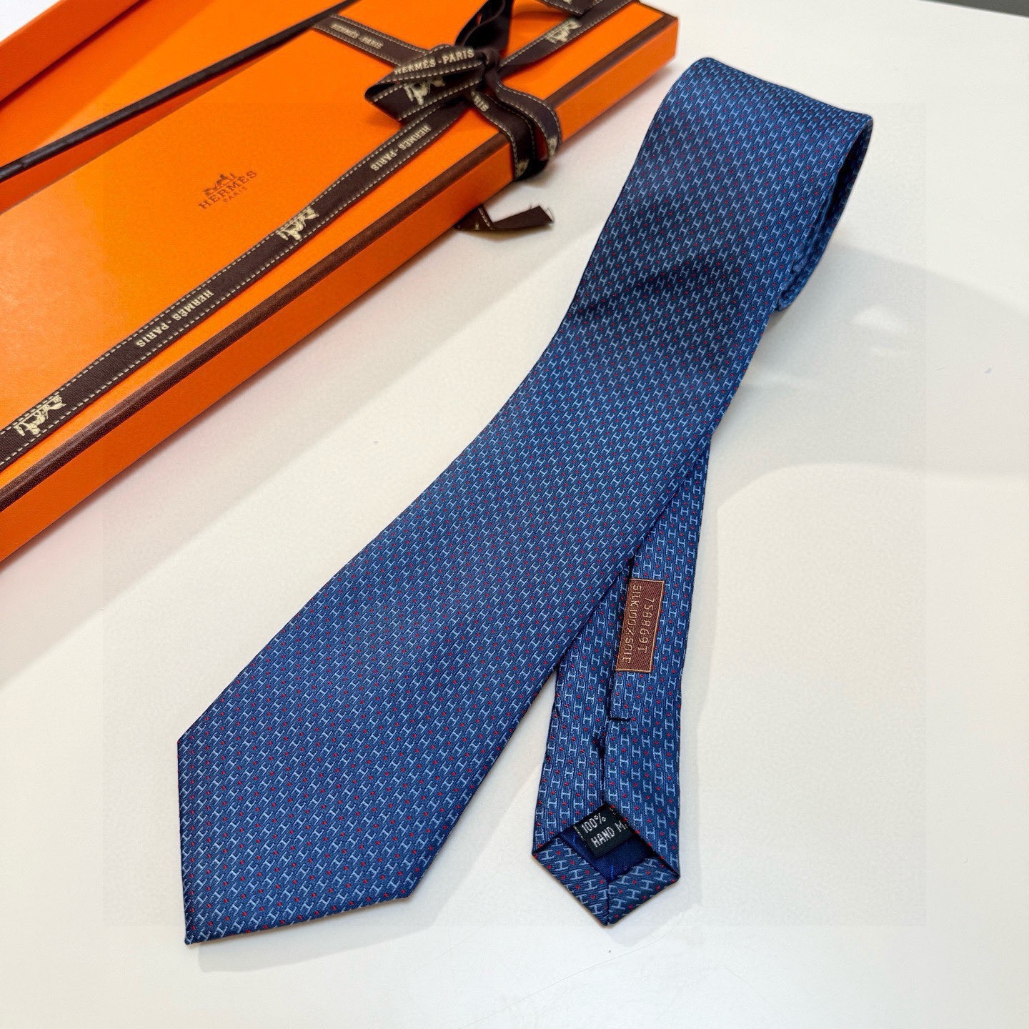 🌾男士新款领带系列【H圆点领带】👔👔，稀有😻😻H家每年都有一千条不同印花的领带面世，从最初的多以几何图案