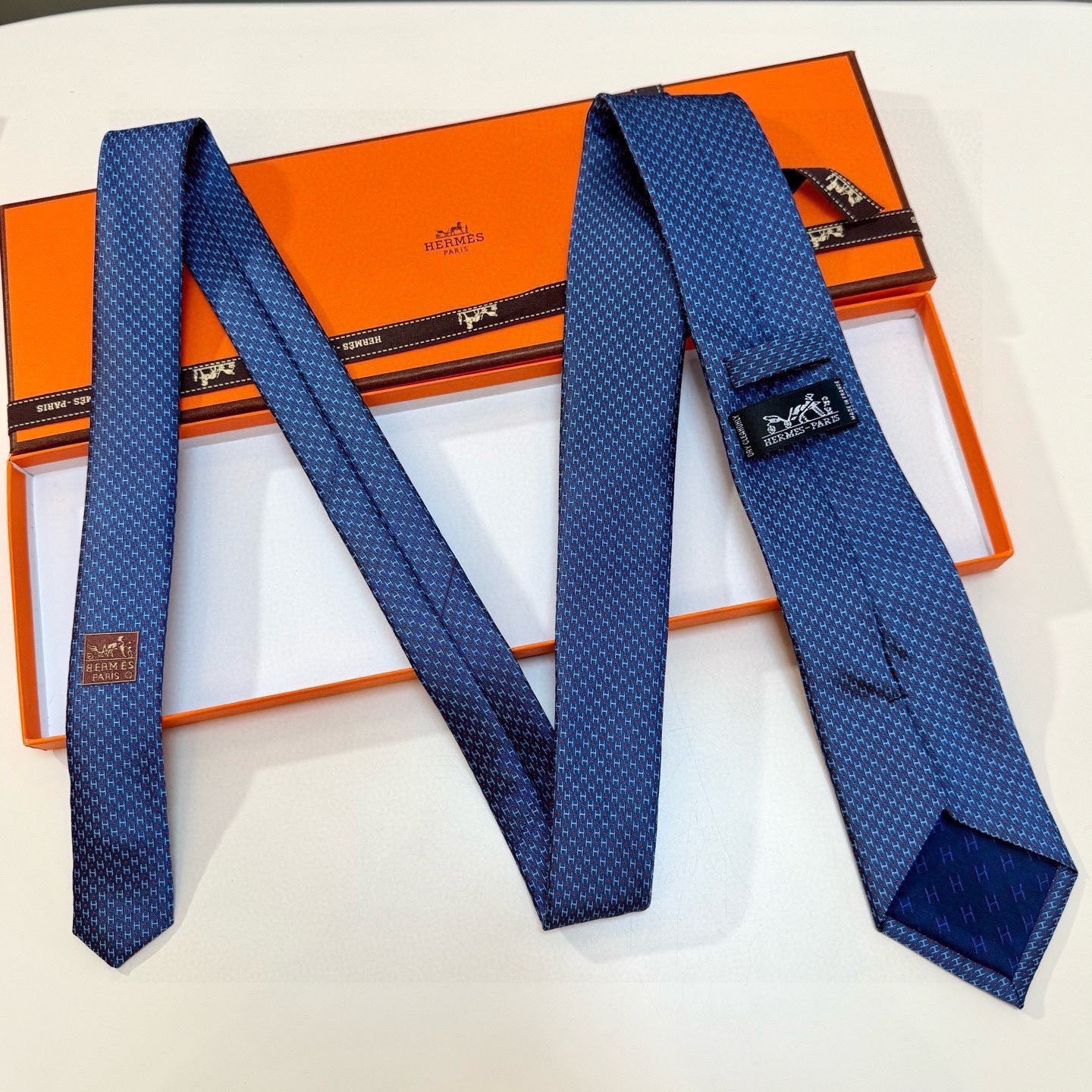 🌾男士新款领带系列【H圆点领带】👔👔，稀有😻😻H家每年都有一千条不同印花的领带面世，从最初的多以几何图案