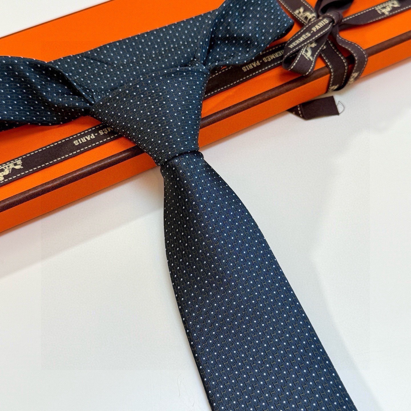 🌾男士新款领带系列【H圆点领带】👔👔，稀有😻😻H家每年都有一千条不同印花的领带面世，从最初的多以几何图案