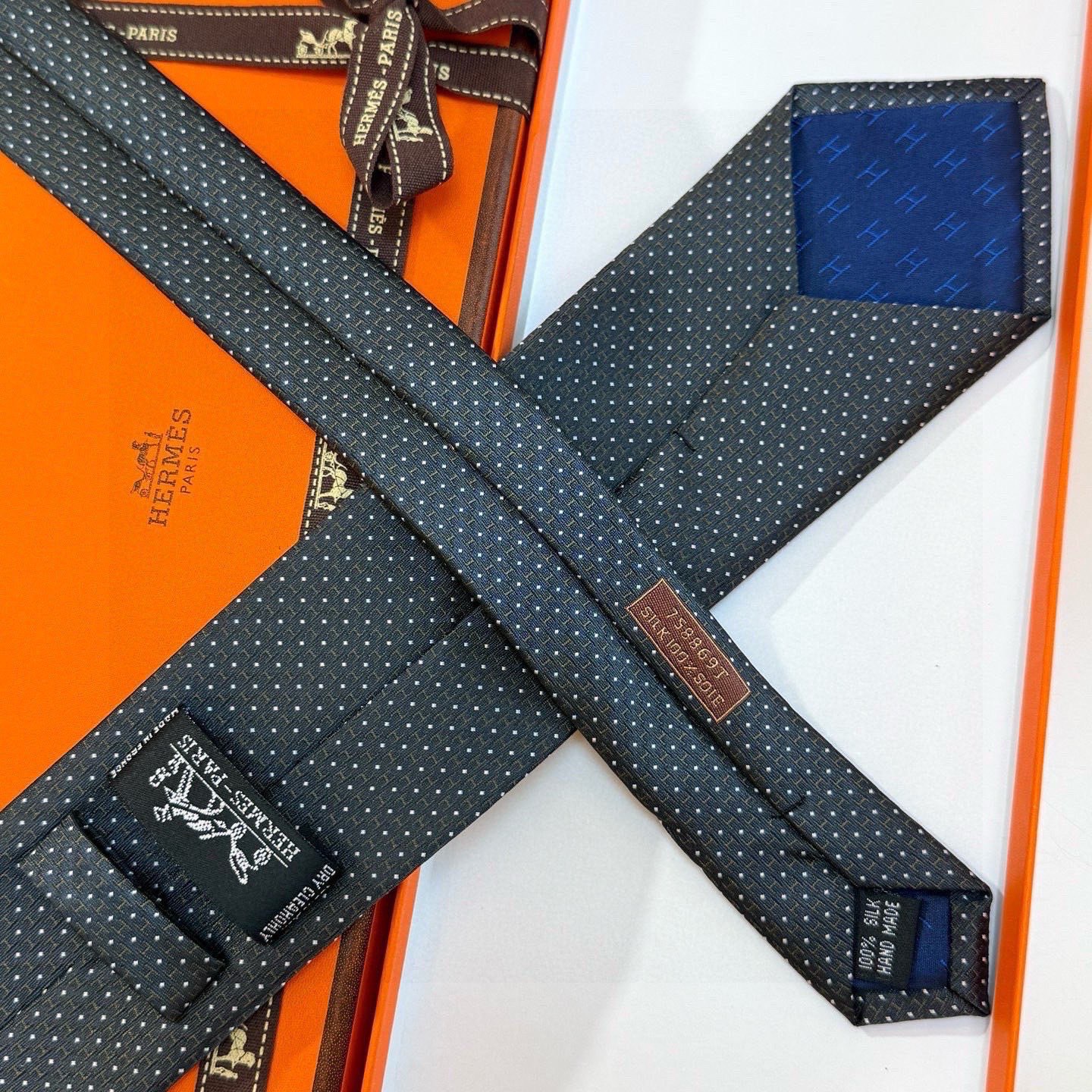 🌾男士新款领带系列【H圆点领带】👔👔，稀有😻😻H家每年都有一千条不同印花的领带面世，从最初的多以几何图案