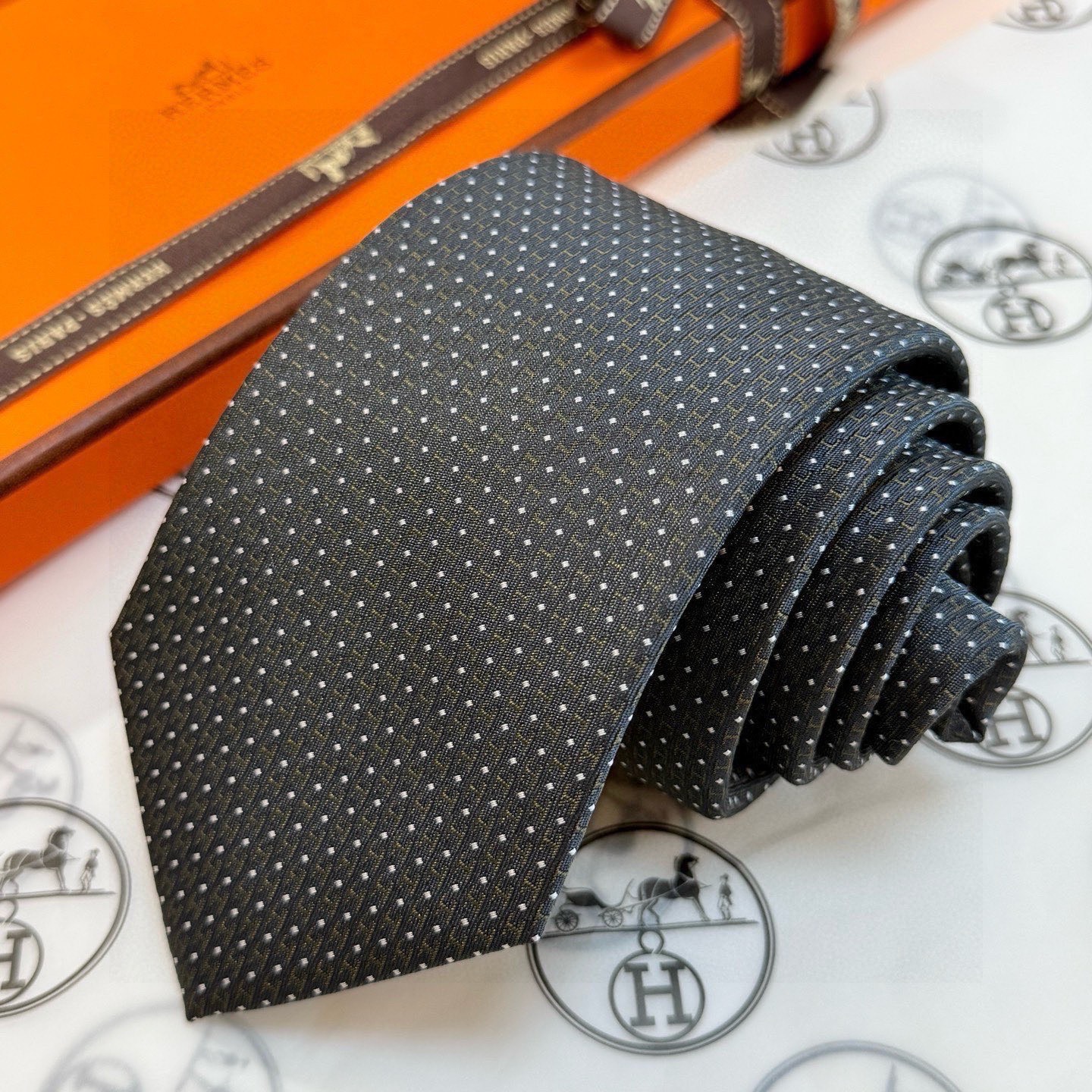🌾男士新款领带系列【H圆点领带】👔👔，稀有😻😻H家每年都有一千条不同印花的领带面世，从最初的多以几何图案