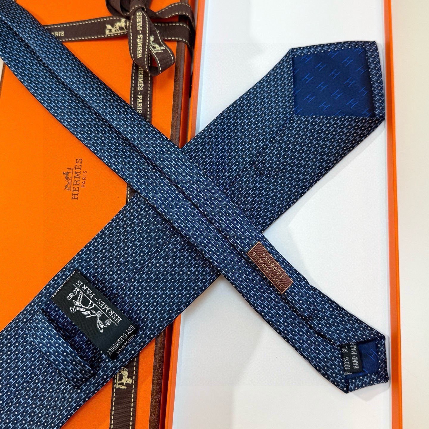 🌾男士新款领带系列【H圆点领带】👔👔，稀有😻😻H家每年都有一千条不同印花的领带面世，从最初的多以几何图案