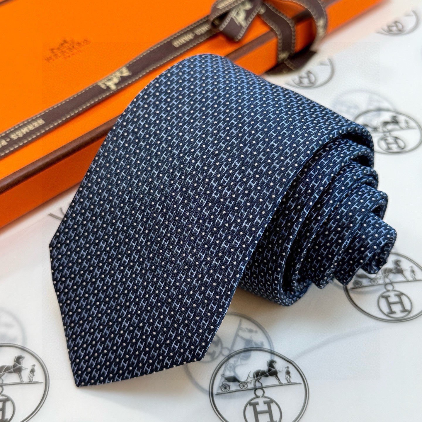 🌾男士新款领带系列【H圆点领带】👔👔，稀有😻😻H家每年都有一千条不同印花的领带面世，从最初的多以几何图案