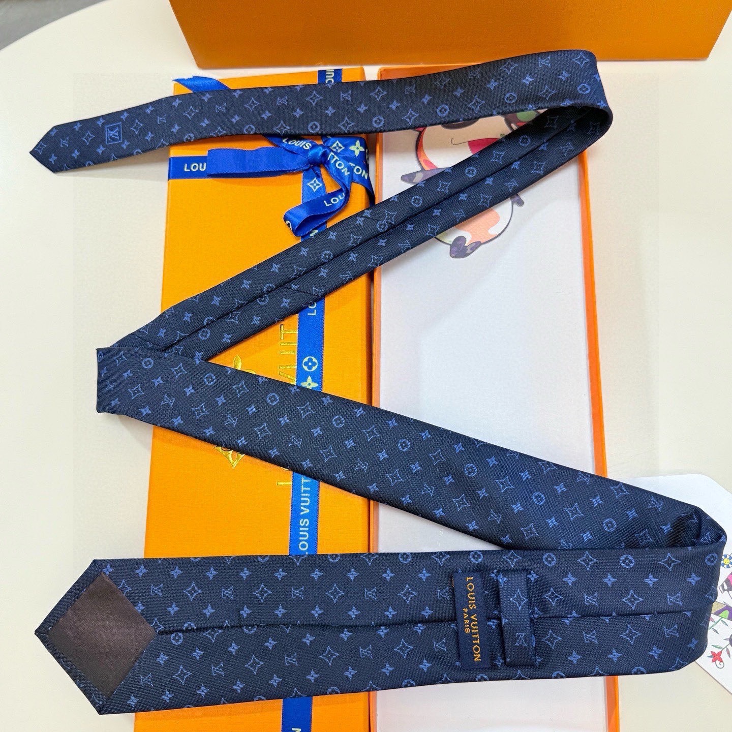 🌾LV男士领带系列👔👔，稀有😻😻展现精湛手工与时尚优雅的理想选择，此款真丝织就的Diamonds V领带